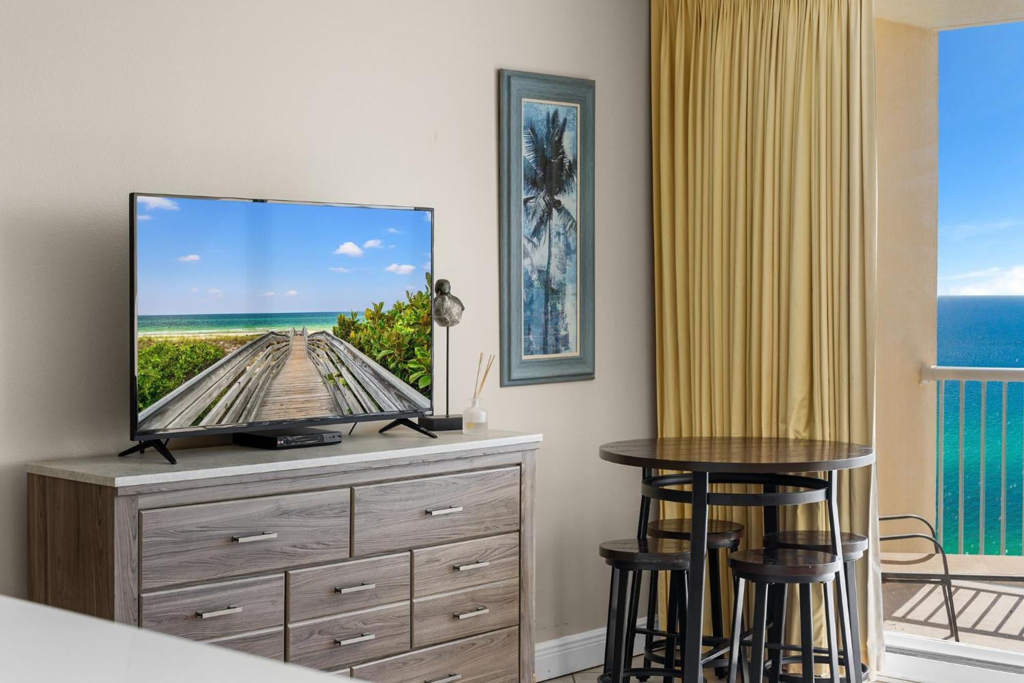 Beachfront Retreat! Family Friendly 1bd Getaway! By Dolce Getaways Pcb!