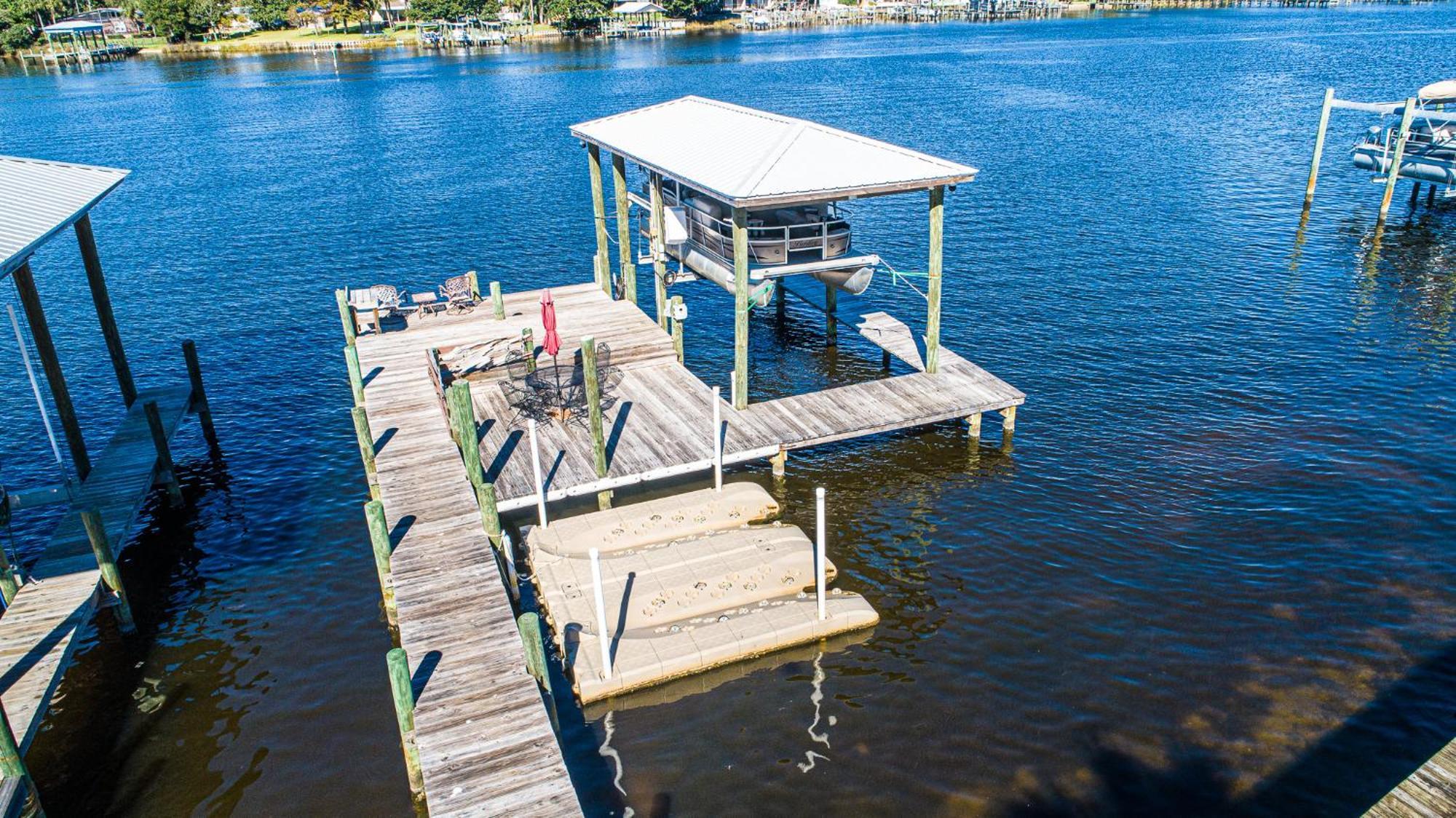 Dancin On The Waves On Lagoon Boat Dock, Pool, Firepit Holiday home
