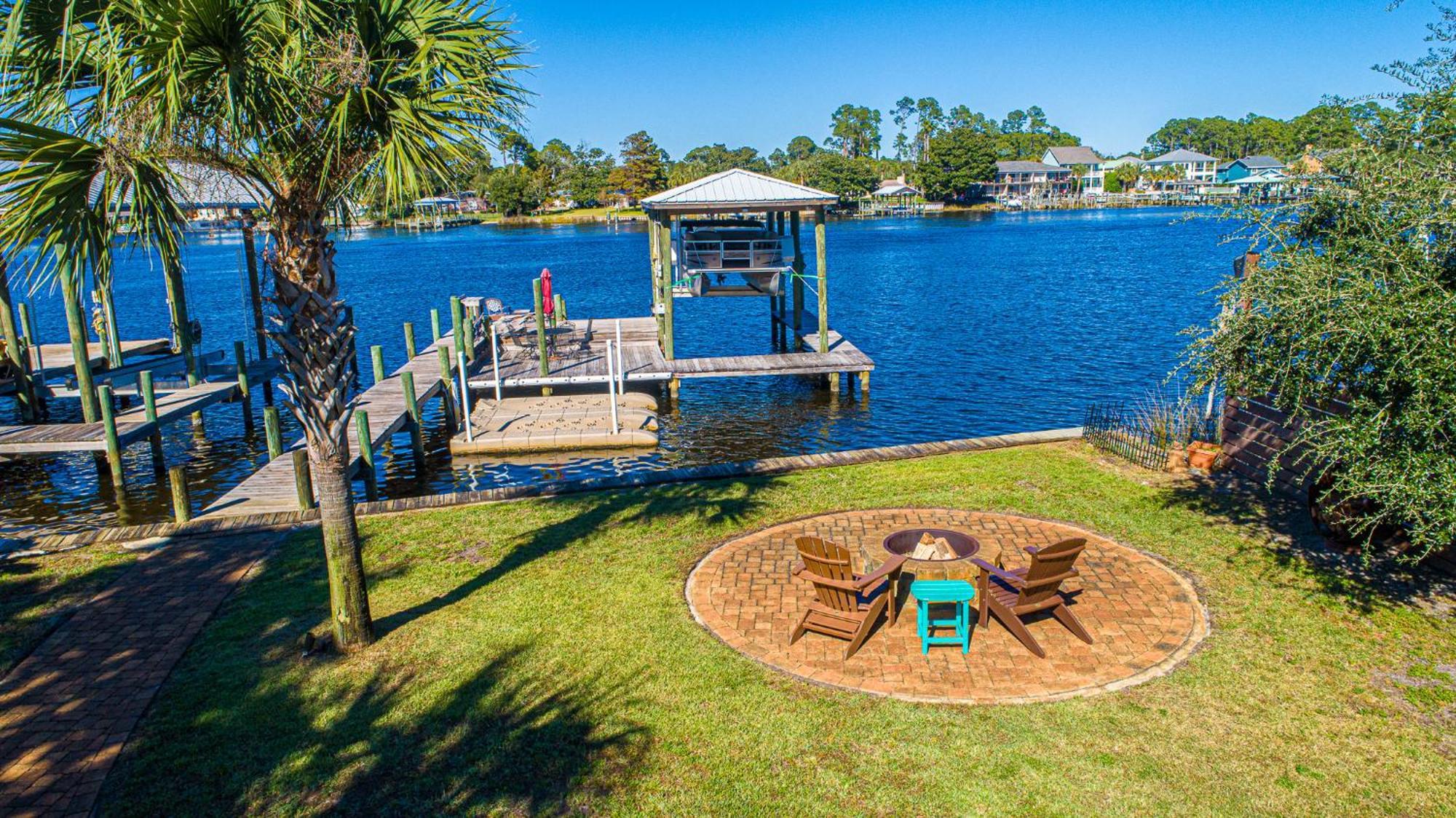 Holiday home Dancin On The Waves On Lagoon Boat Dock, Pool, Firepit