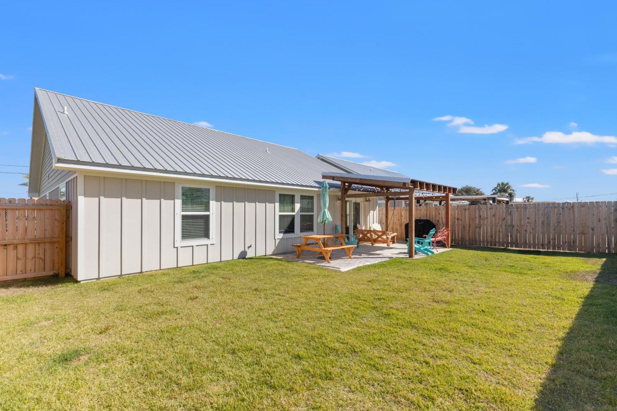 Coral - 3bd 2ba Close To W/ Optional Golf Cart! *