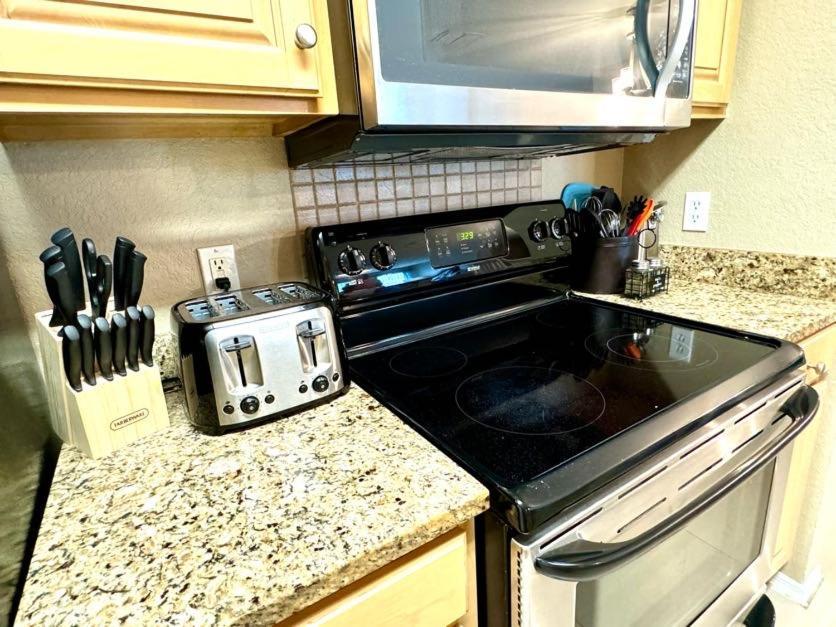 Apartment House That Sleeps 14 With Pool, Gym, Access
