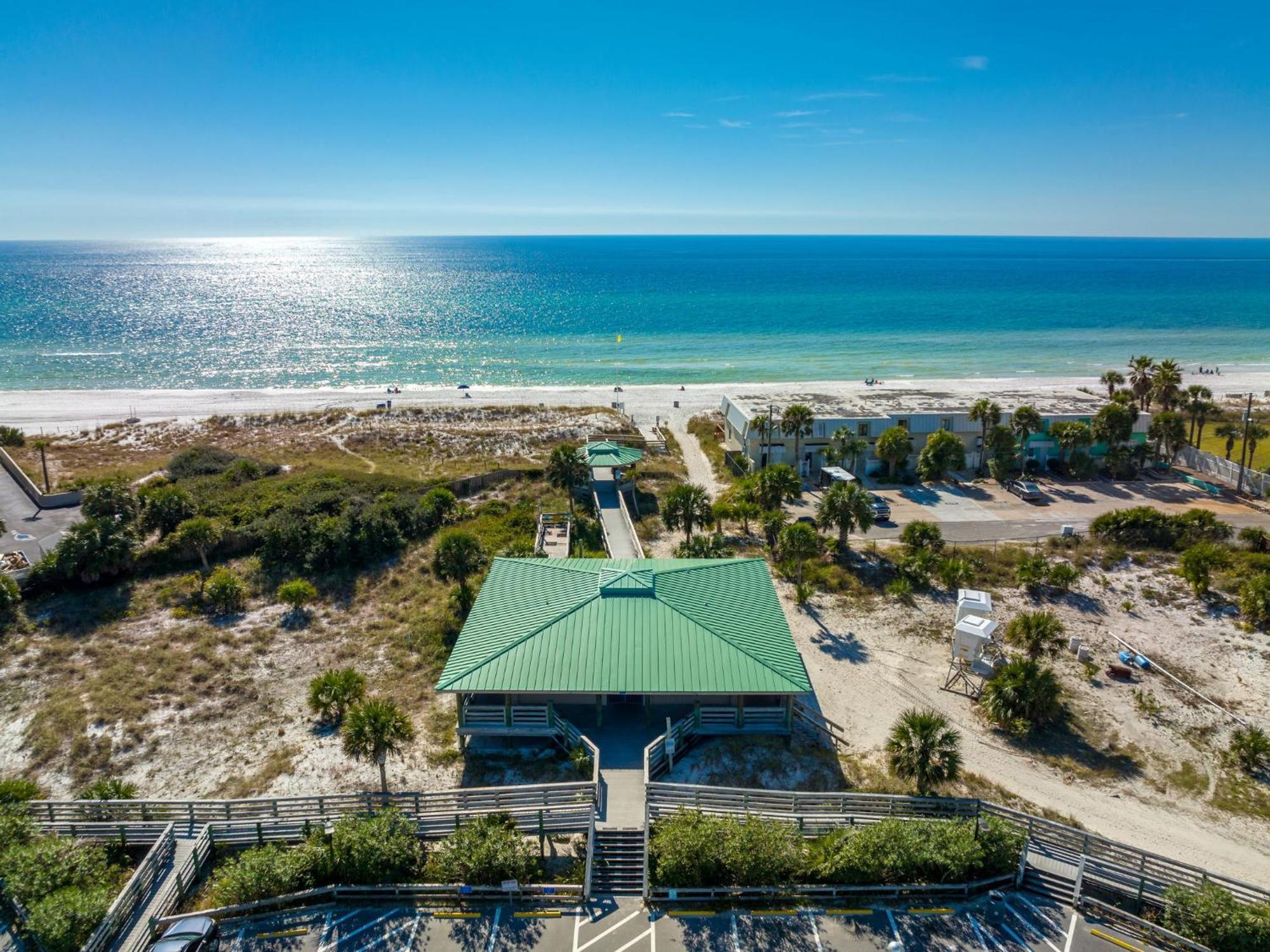 Spacious With Stylish, Modern Decor Throughout! By Dolce Getaways Pcb