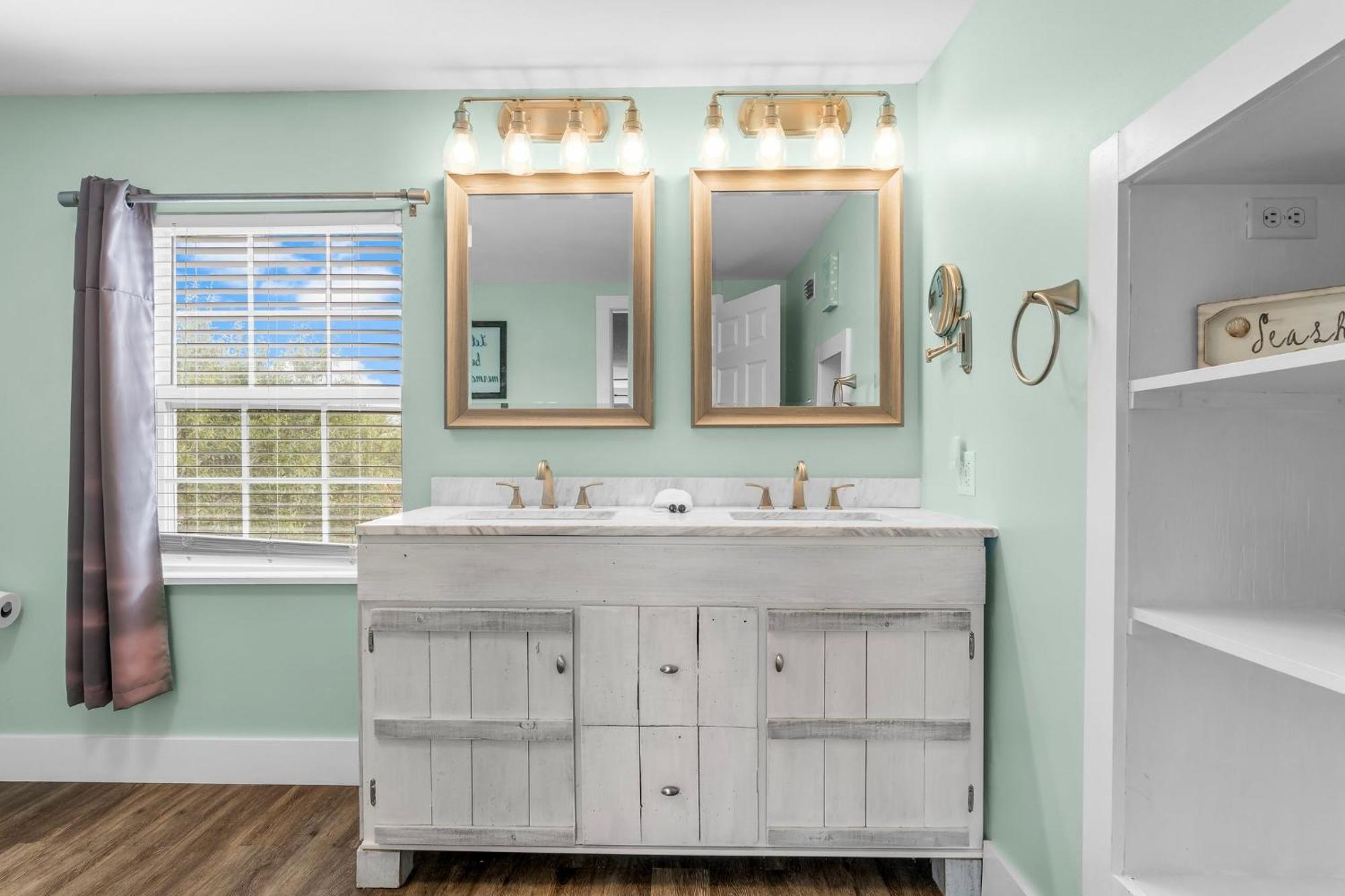Spacious With Stylish, Modern Decor Throughout! By Dolce Getaways Pcb *