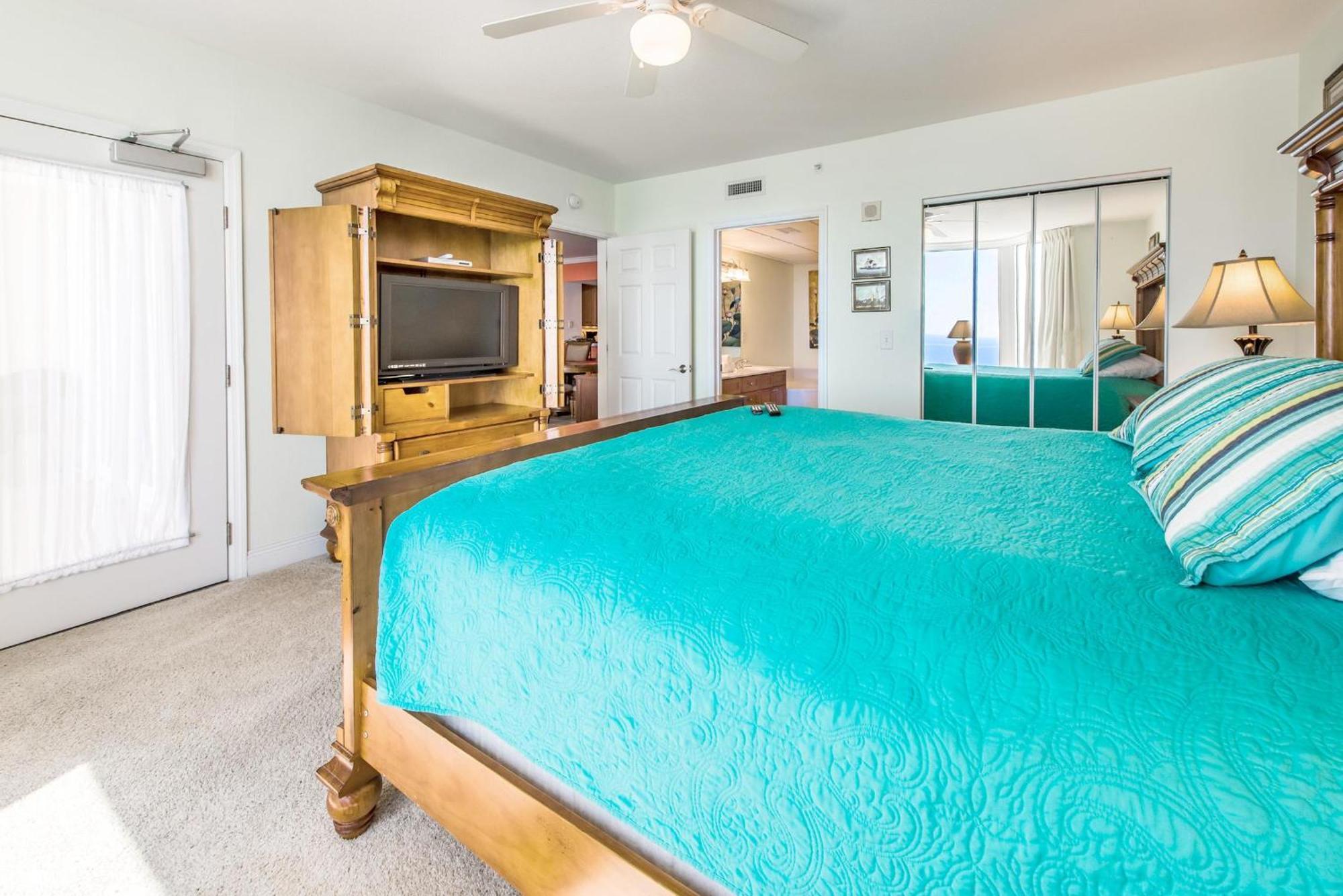Emerald 2225 Apartment