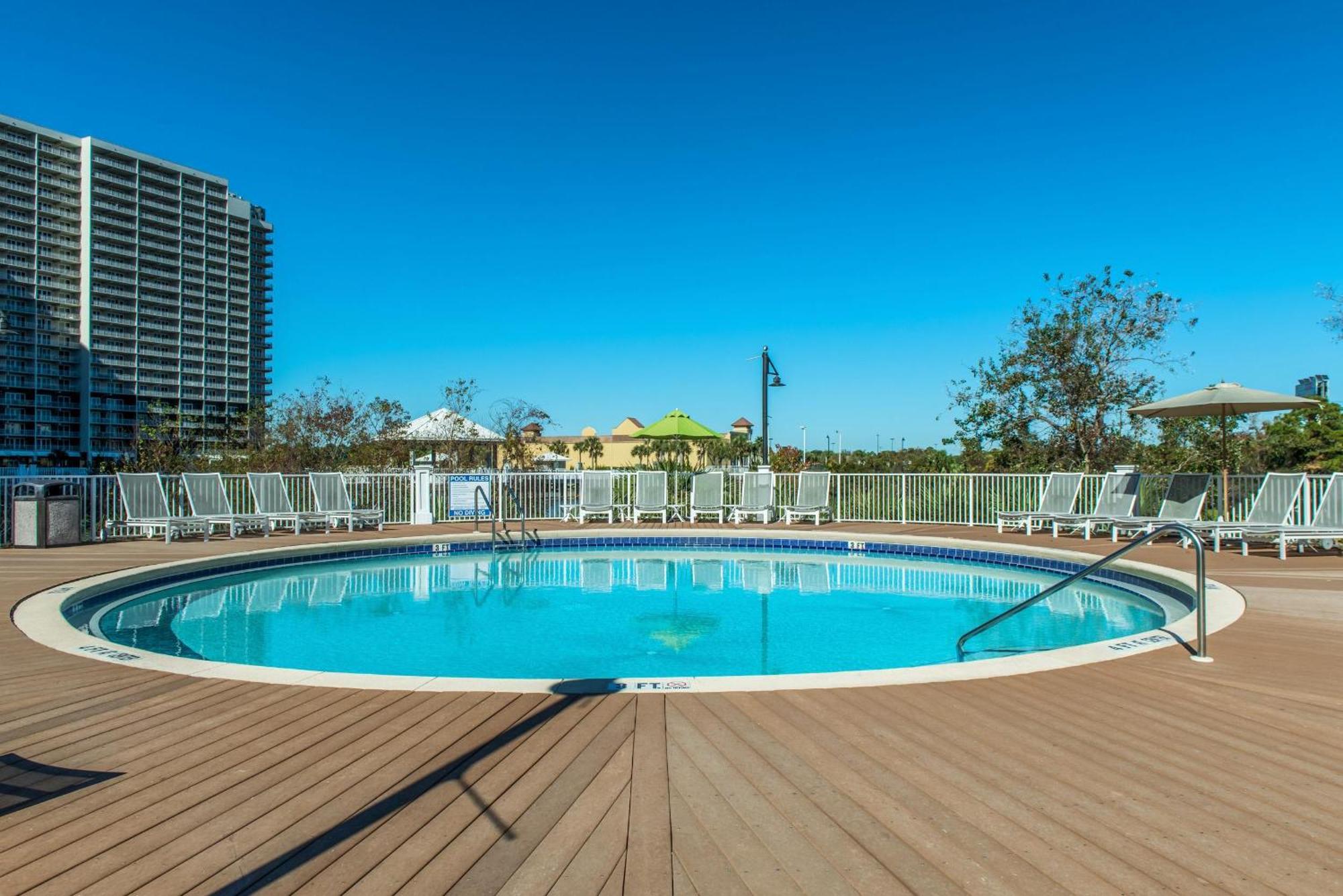 Apartment Laketown Wharf 2013 *