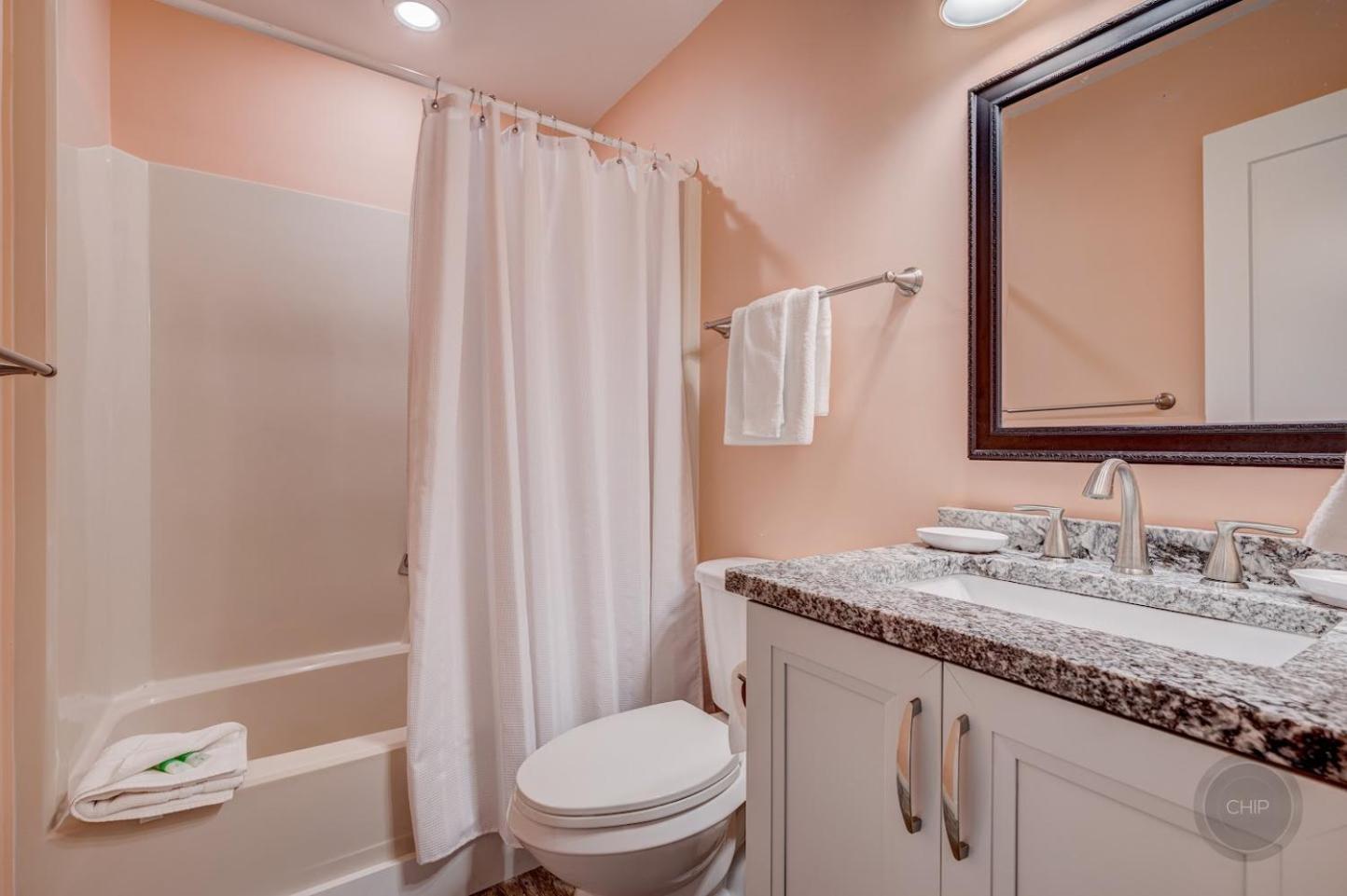 Our Happy Place! Seasonal Srv! Pool & Gulf Views! Holiday home