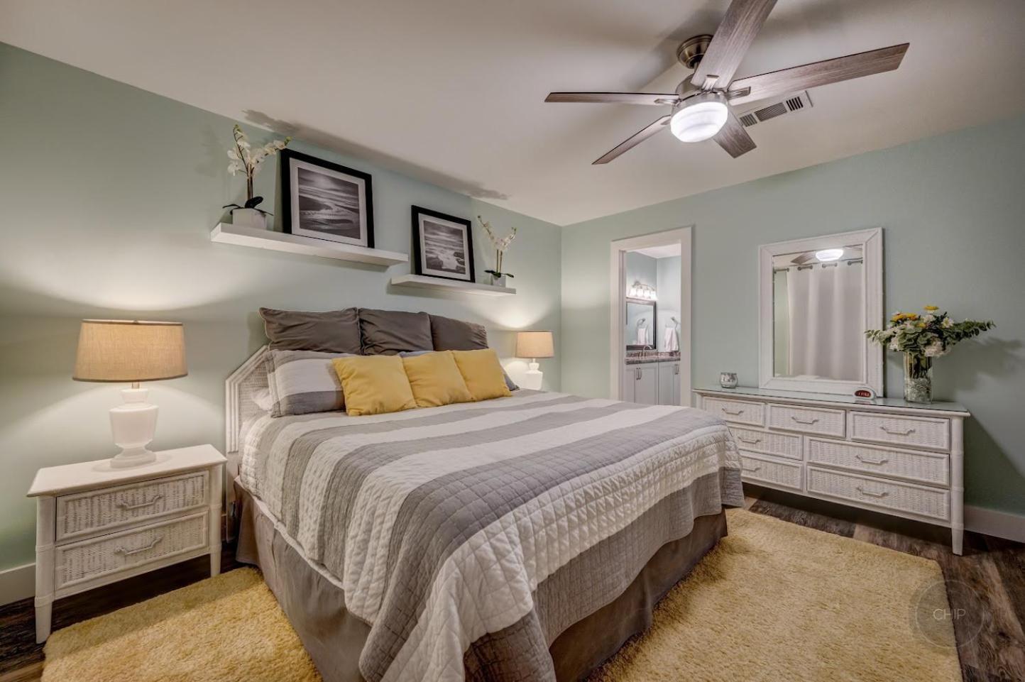 Our Happy Place! Seasonal Srv! Pool & Gulf Views! Holiday home