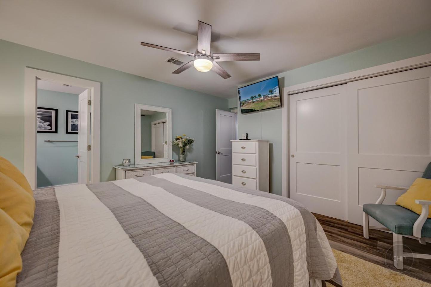 Our Happy Place! Seasonal Srv! Pool & Gulf Views! Holiday home