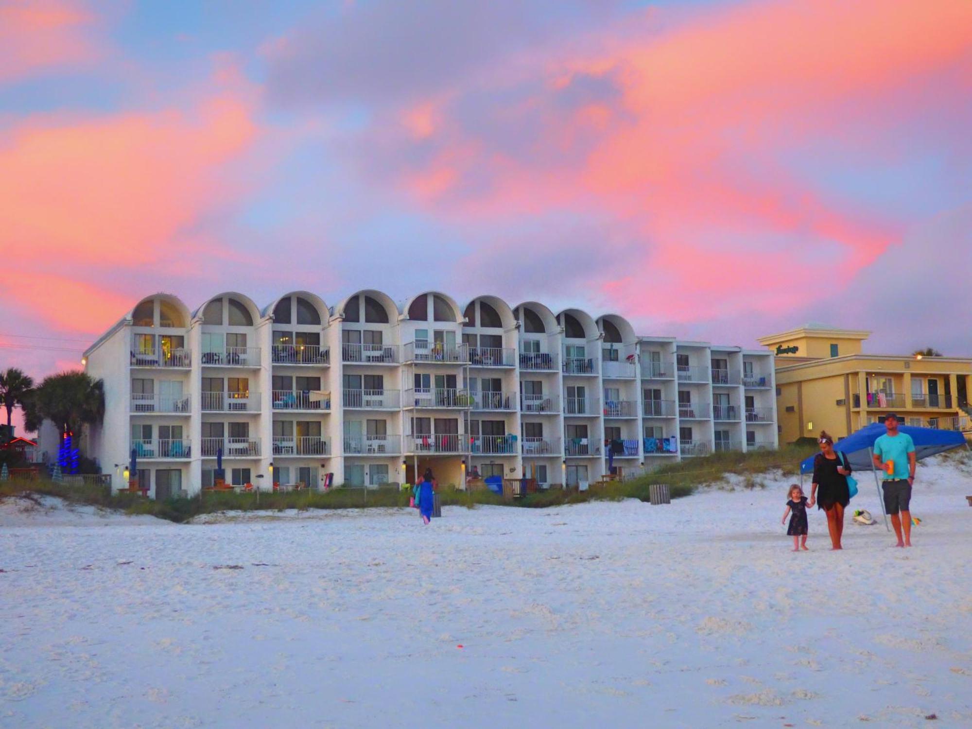 Pet Friendly Ground Level Steps To The Sand! Pool Hot Tub Wifi Apartment