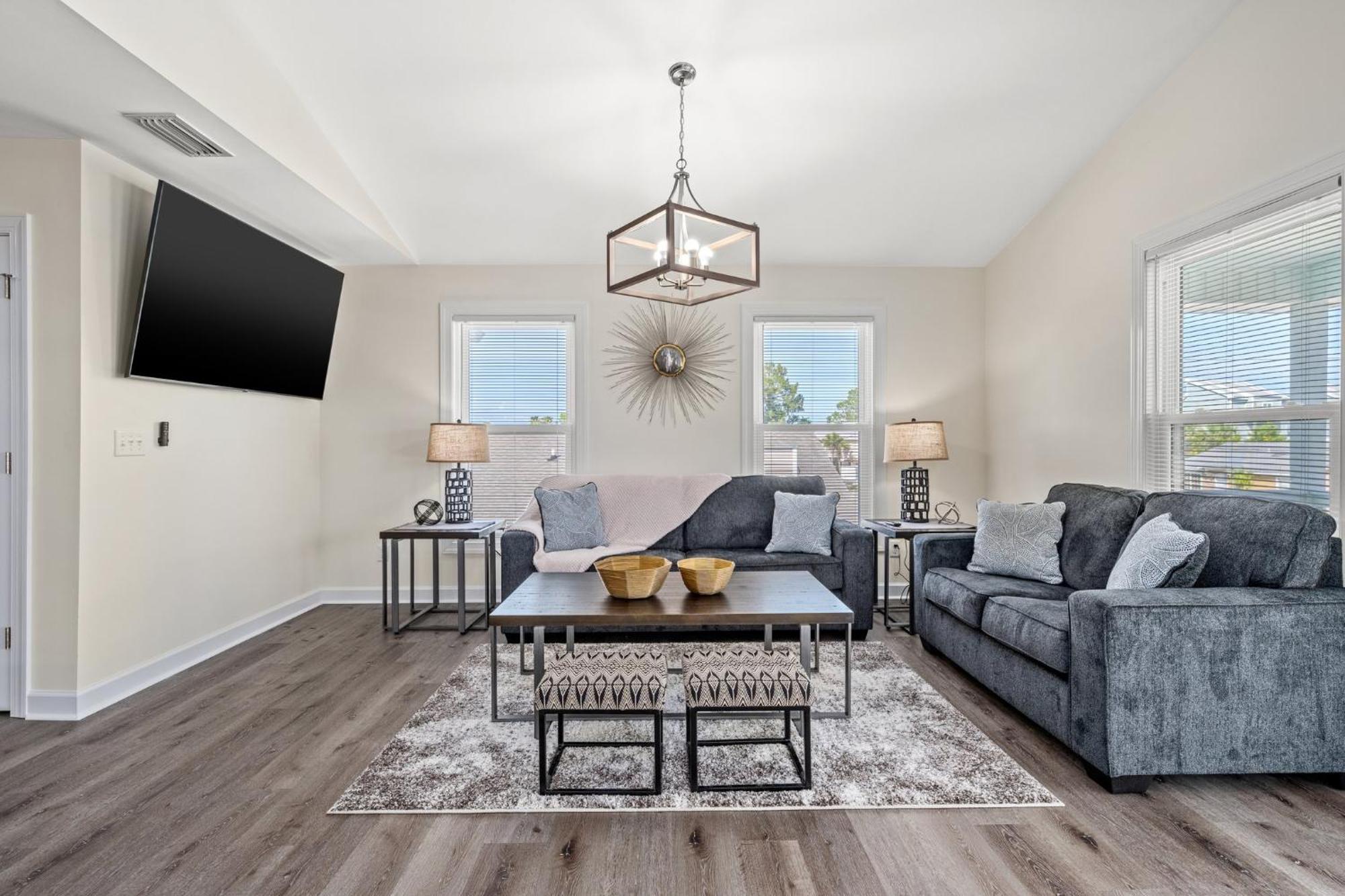 Holiday home Heated Pool & Pet Friendly - Minutes To - Spacious Backyard - Flpcb38