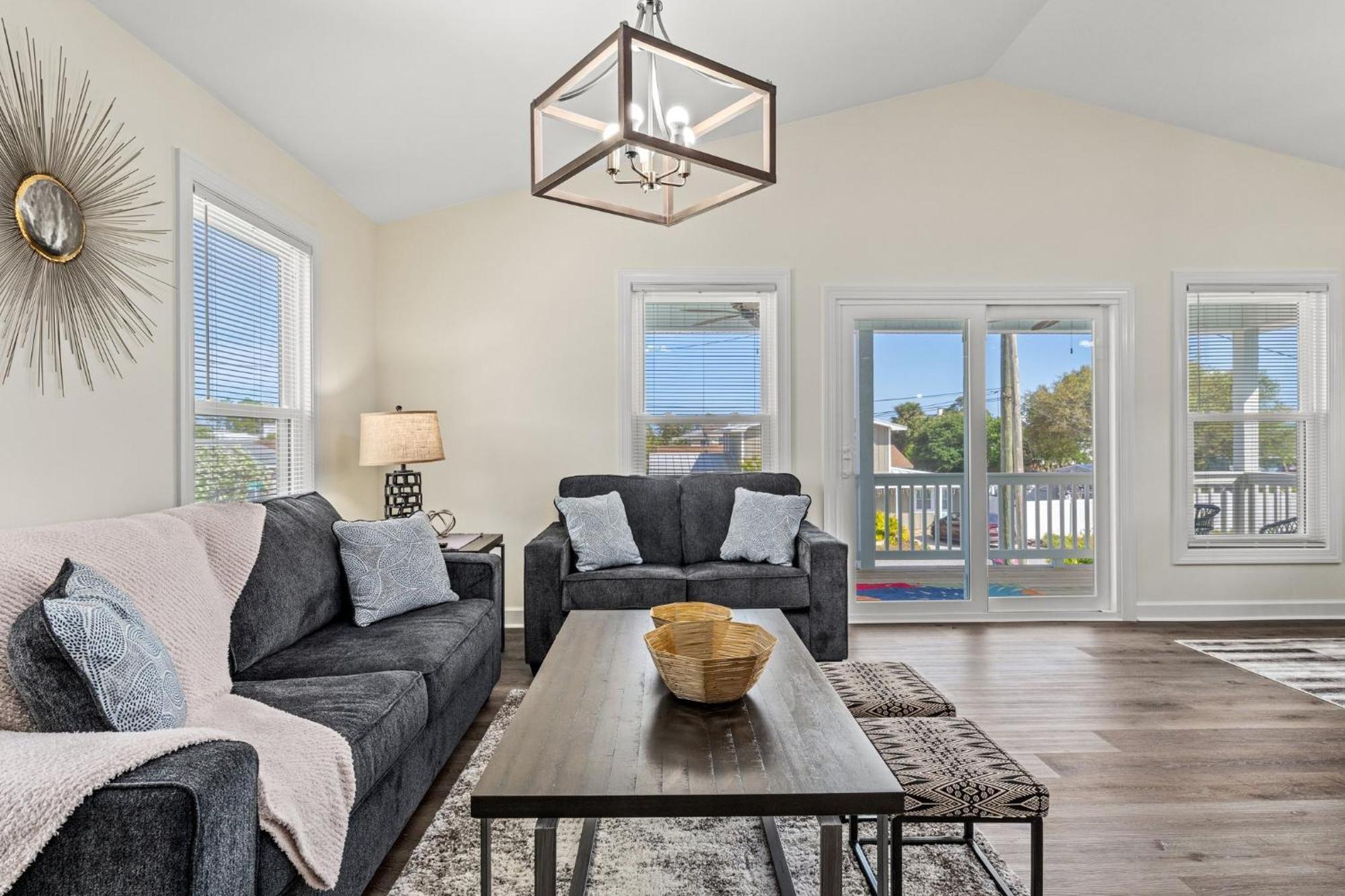 Heated Pool & Pet Friendly - Minutes To - Spacious Backyard - Flpcb38 Holiday home *