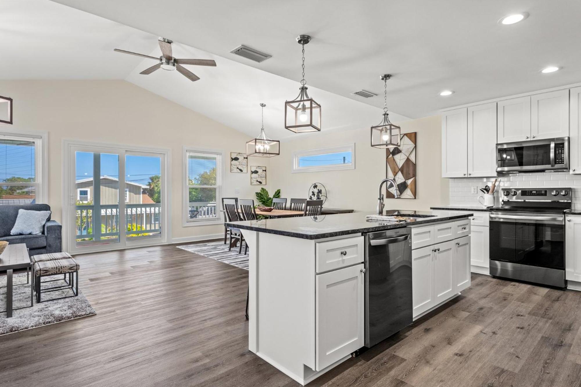 Holiday home Heated Pool & Pet Friendly - Minutes To - Spacious Backyard - Flpcb38