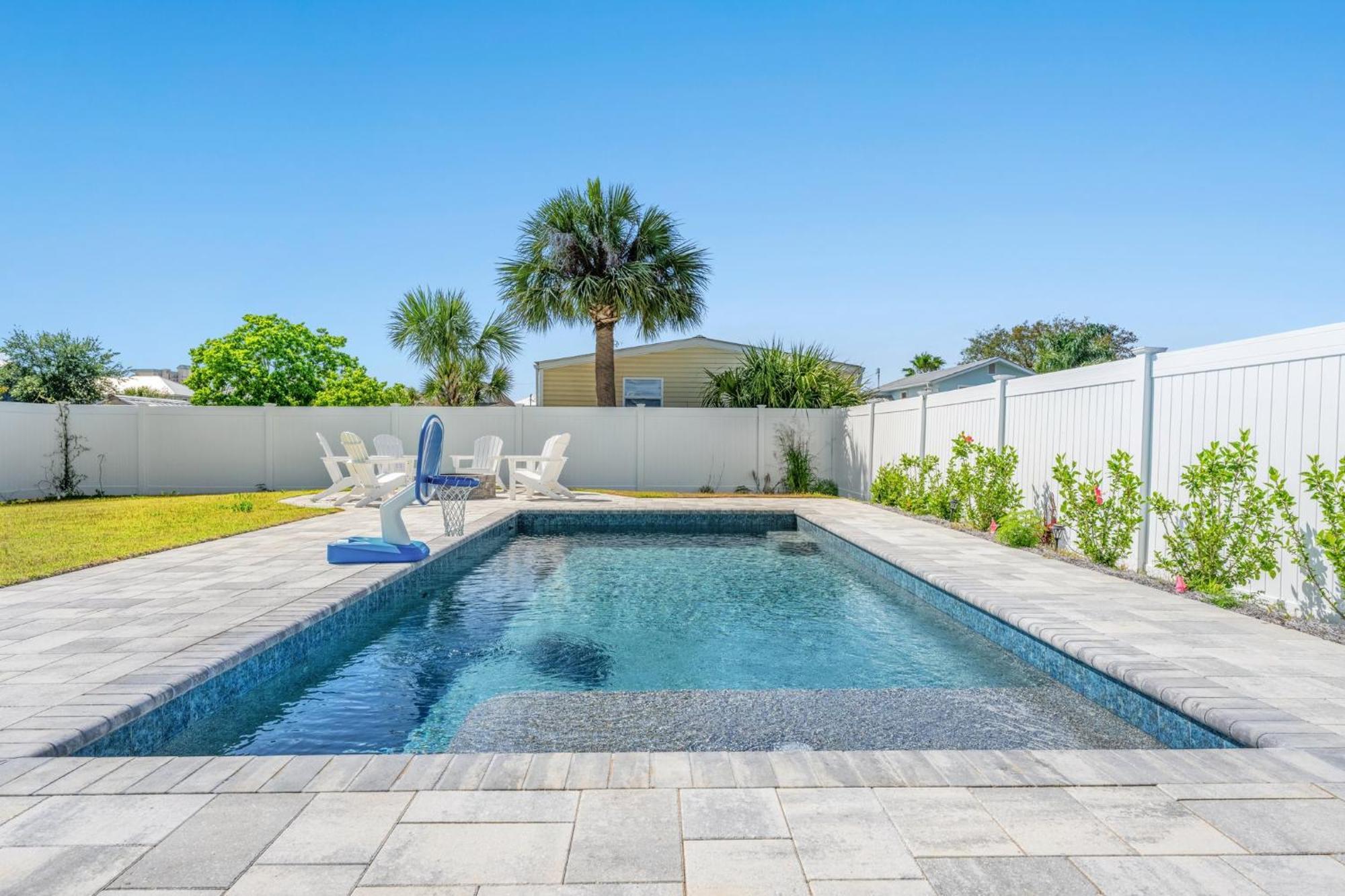 Heated Pool & Pet Friendly - Minutes To - Spacious Backyard - Flpcb38