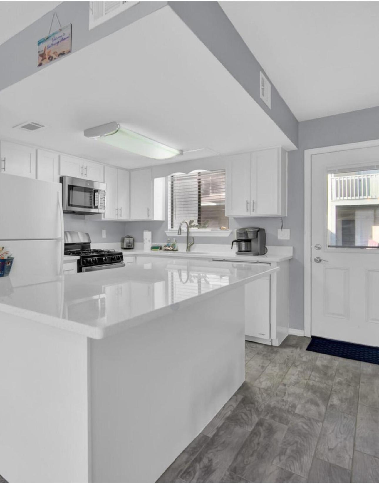 Apartment Sea Horsing Around 2 Bedroom 1.5 Bath Sleeps 8 *