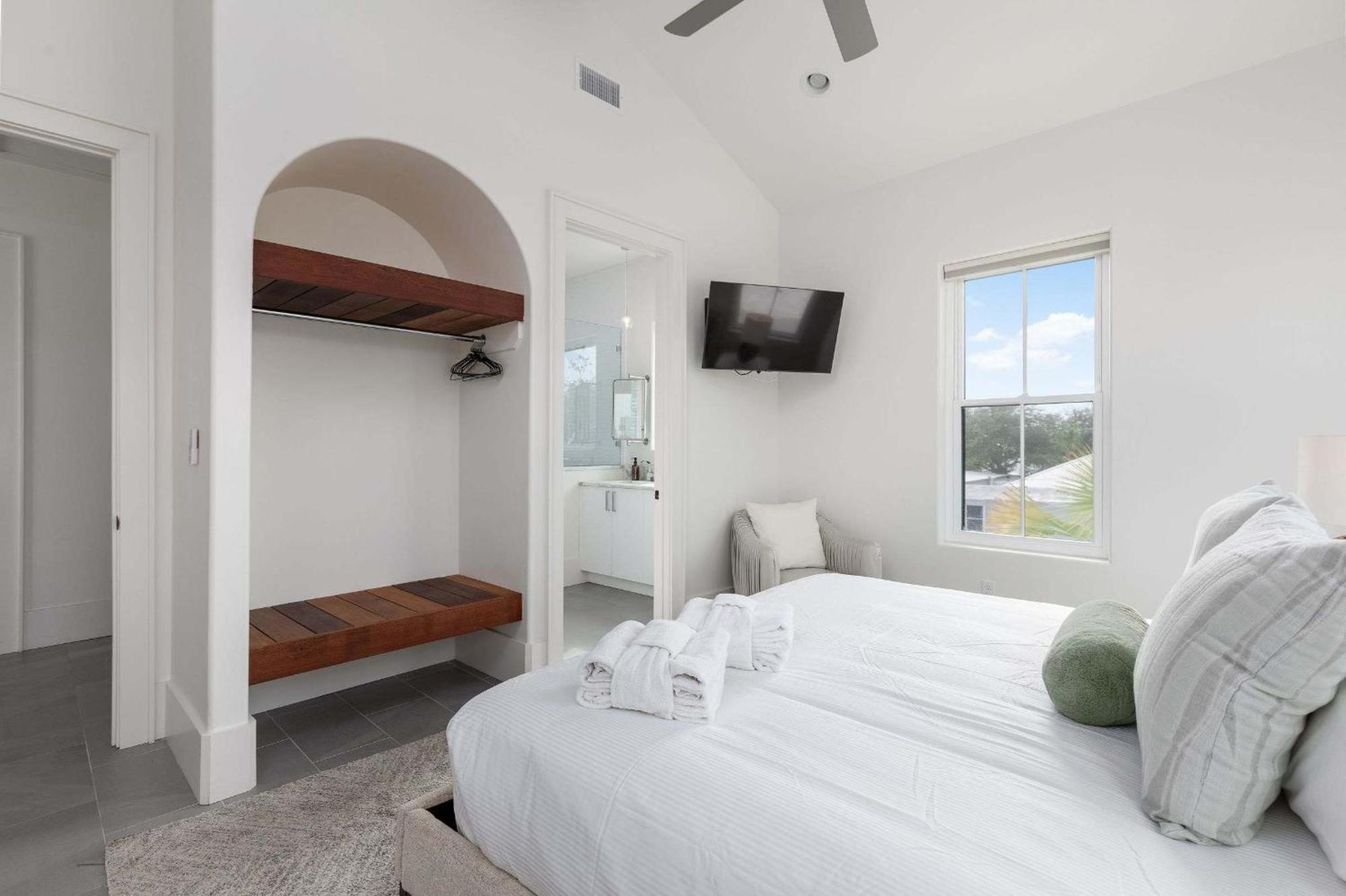 Lux Newly Built Seaglass And Sunsets Heatable Pool Close To Family Friendly Holiday home