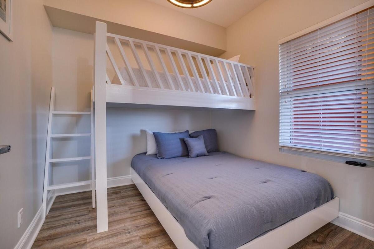 Apartment 1104 West 3 Bedrooms Including 2 King Bedrooms And Custom *
