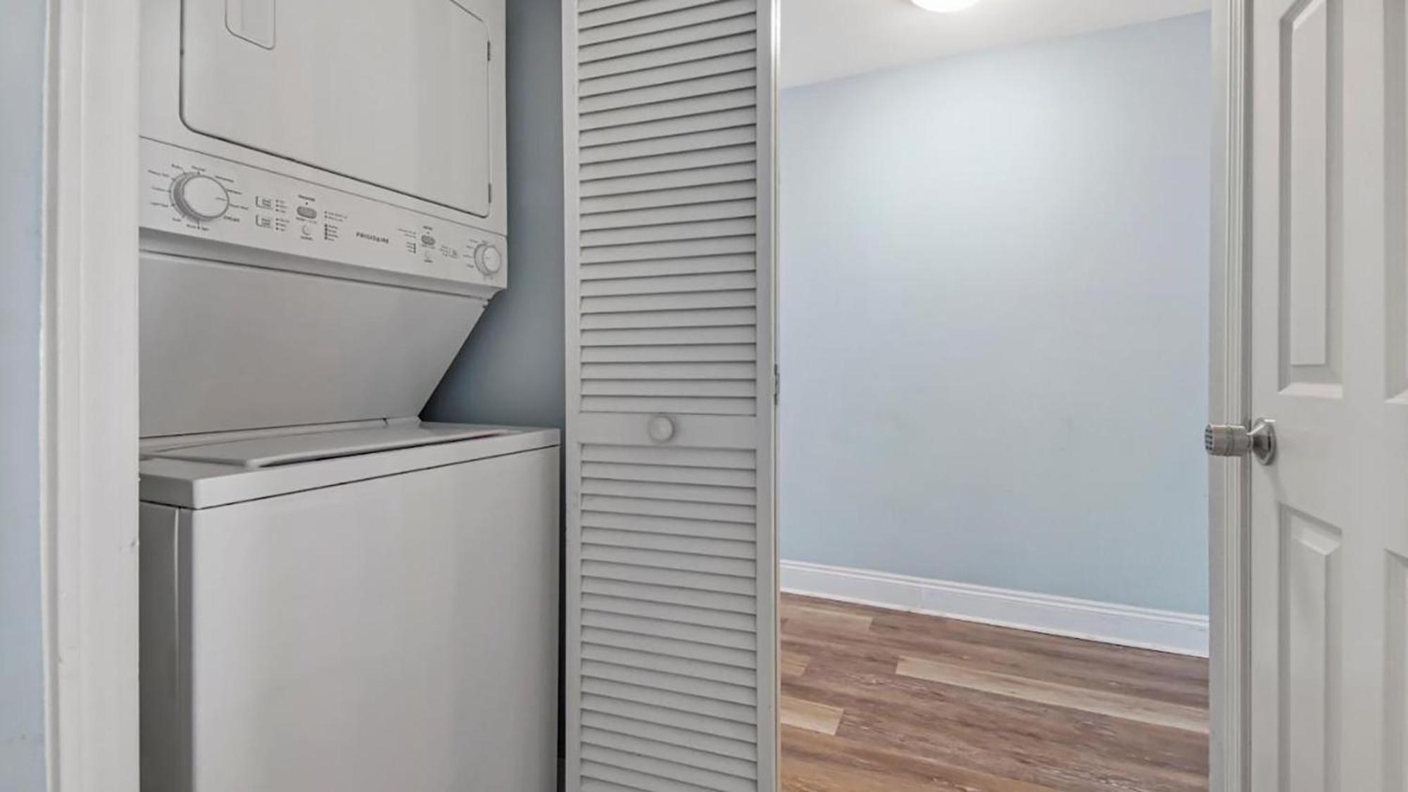Apartment Laketown Wharf 1608 By Emerald Coast Retreats