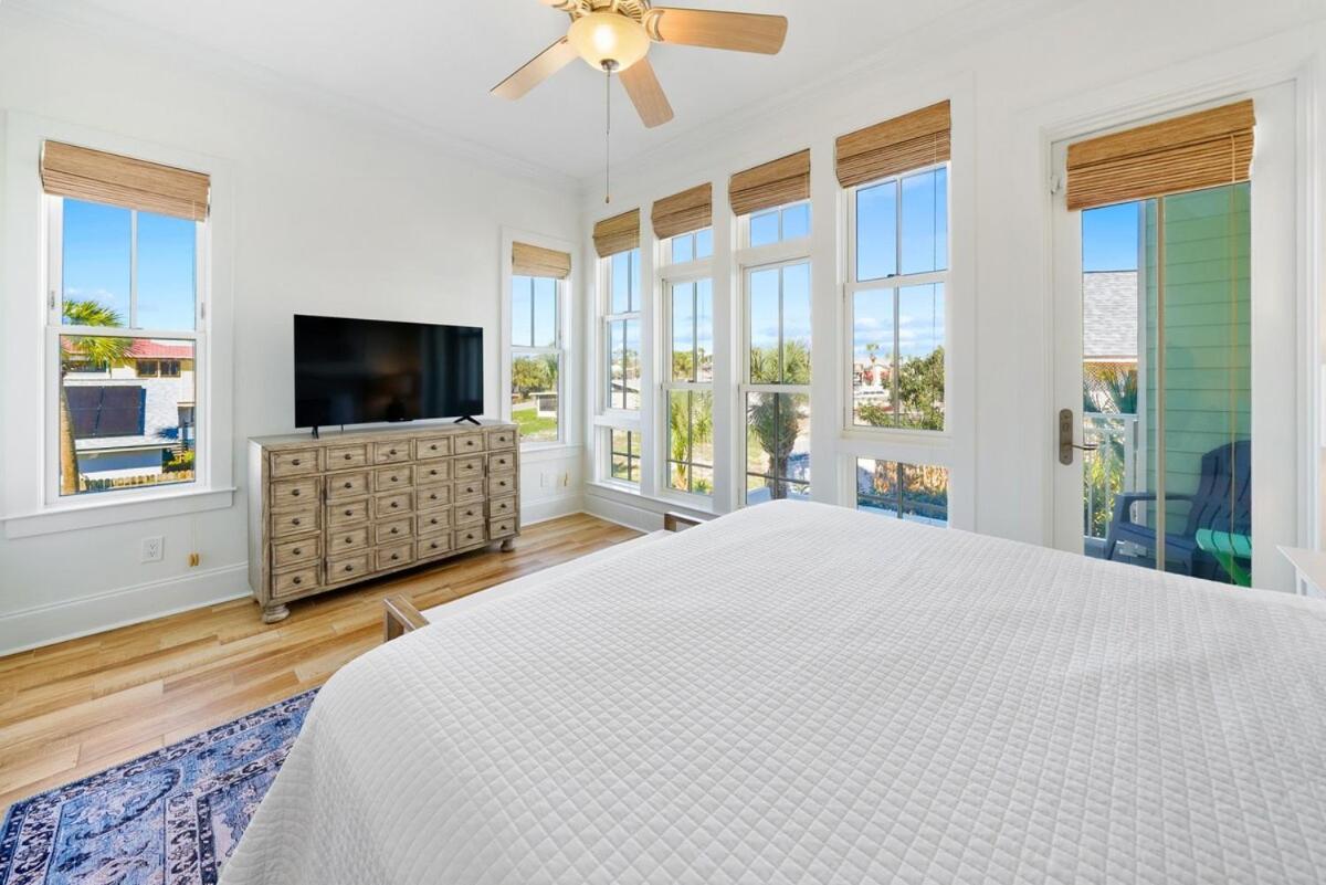 Aloha Beaches 20 Steps From Private Pool Holiday home