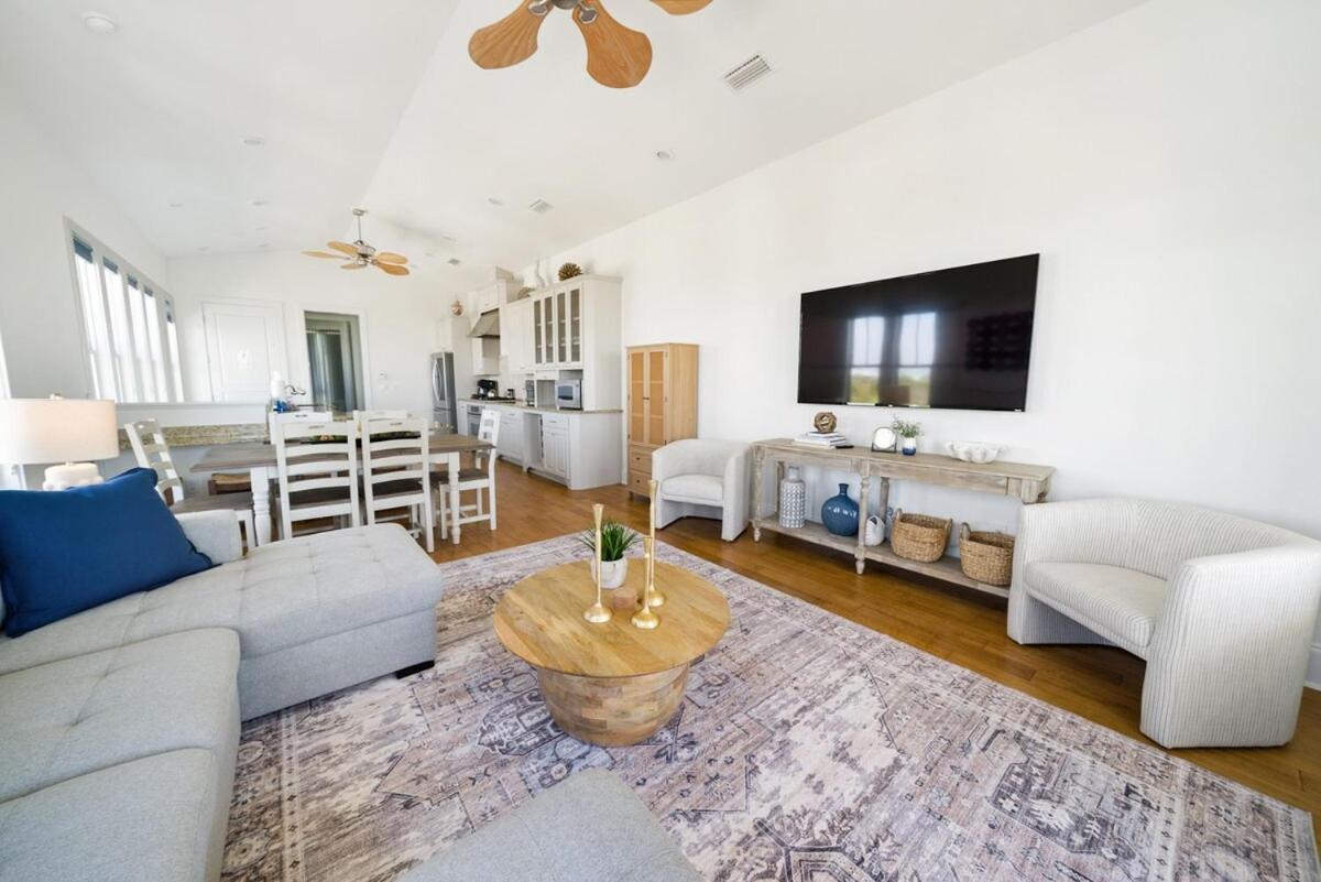 Aloha Beaches 20 Steps From Private Pool Holiday home