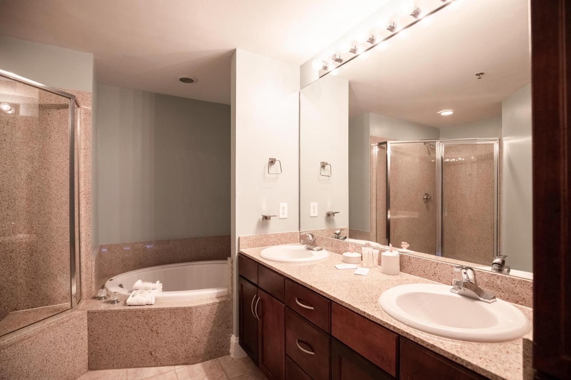 Laketown Wharf - 810 *