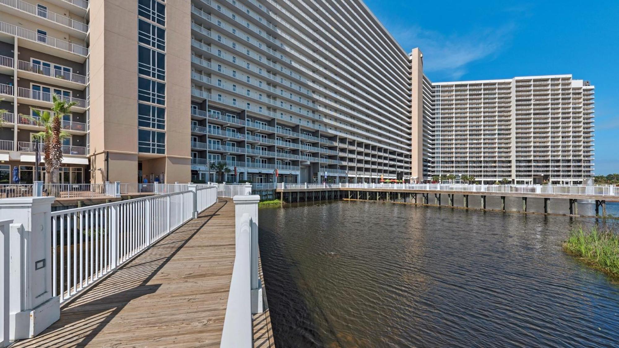 Laketown Wharf 1037 *
