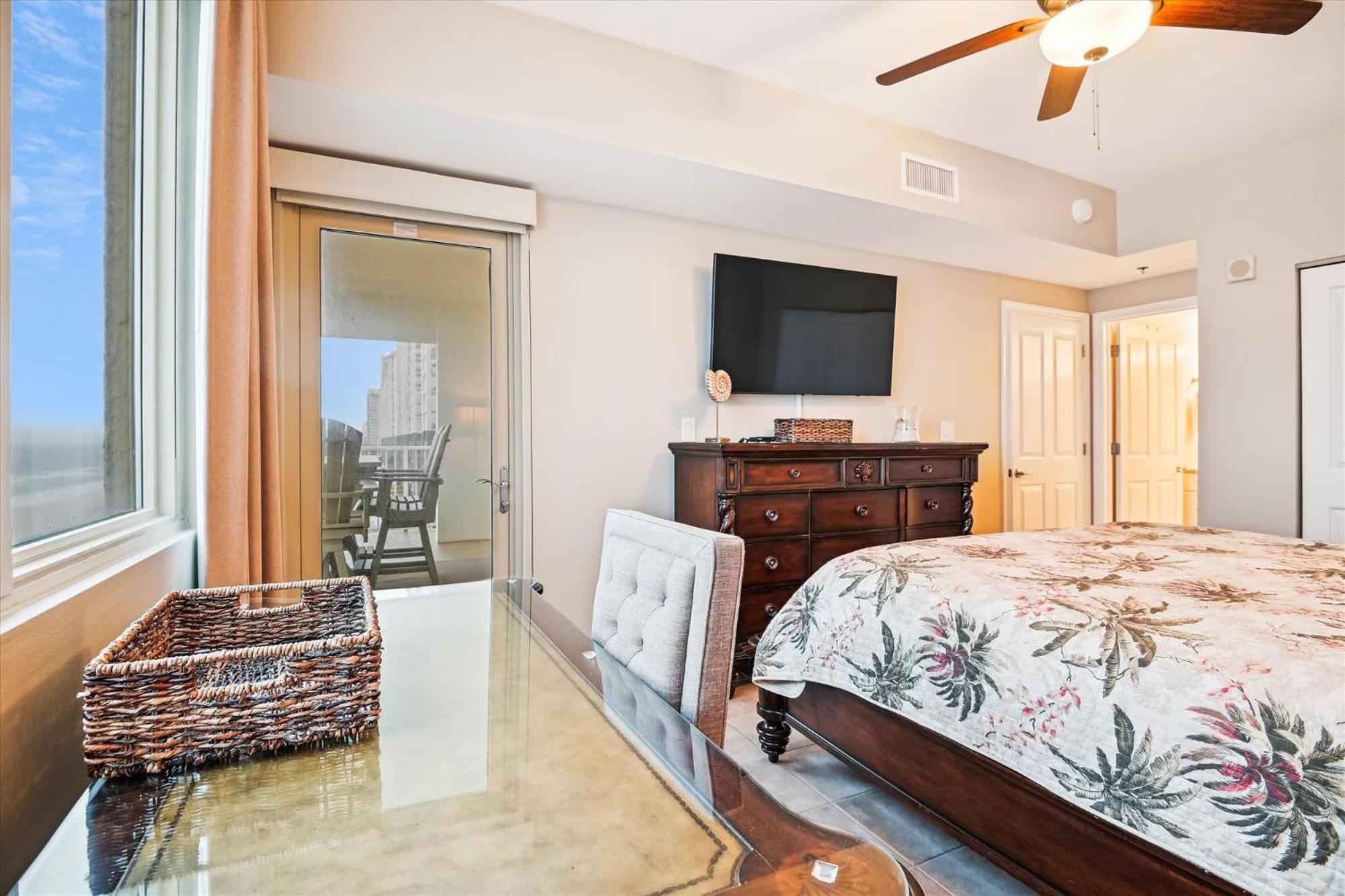 Apartment Shores Of Panama 401: Beachfront 3-bedroom With Parking Panama City Beach