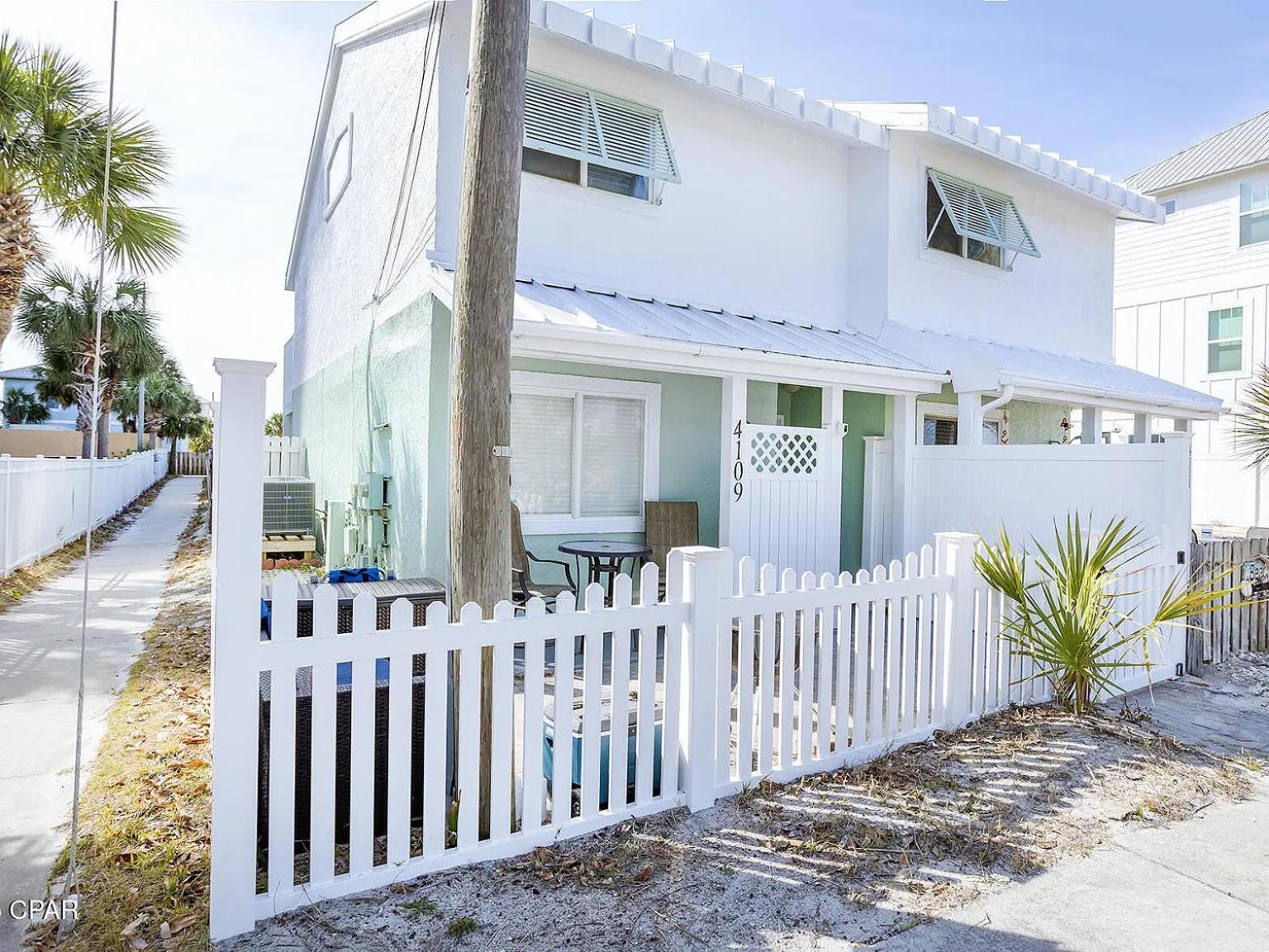 Holiday home Dream Escape - 200ft To Waves - Breakfast - Private Hot Tub Awaits