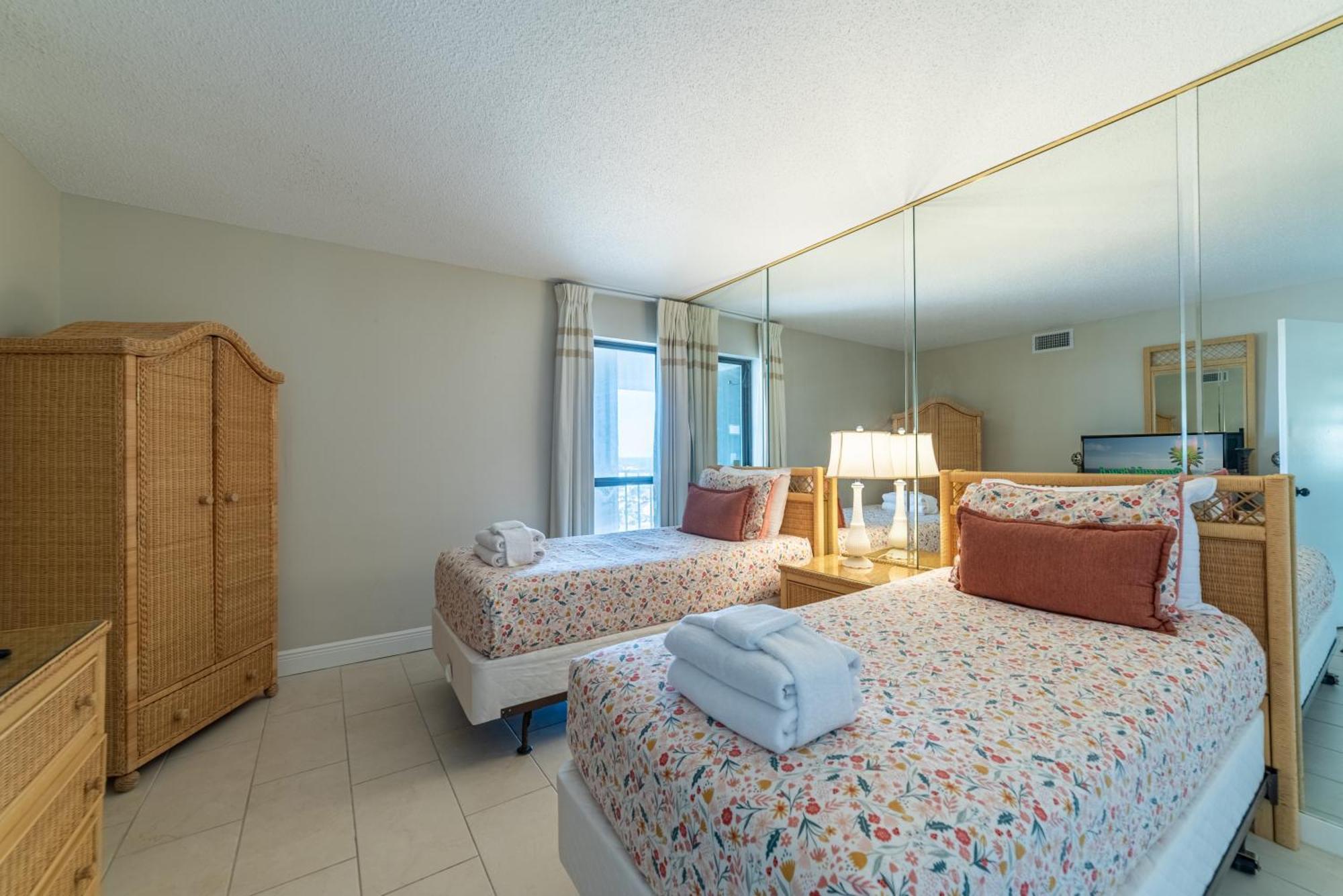 Edgewater 1-1212 'combee's Penthouse Hideaway' * Panama City Beach