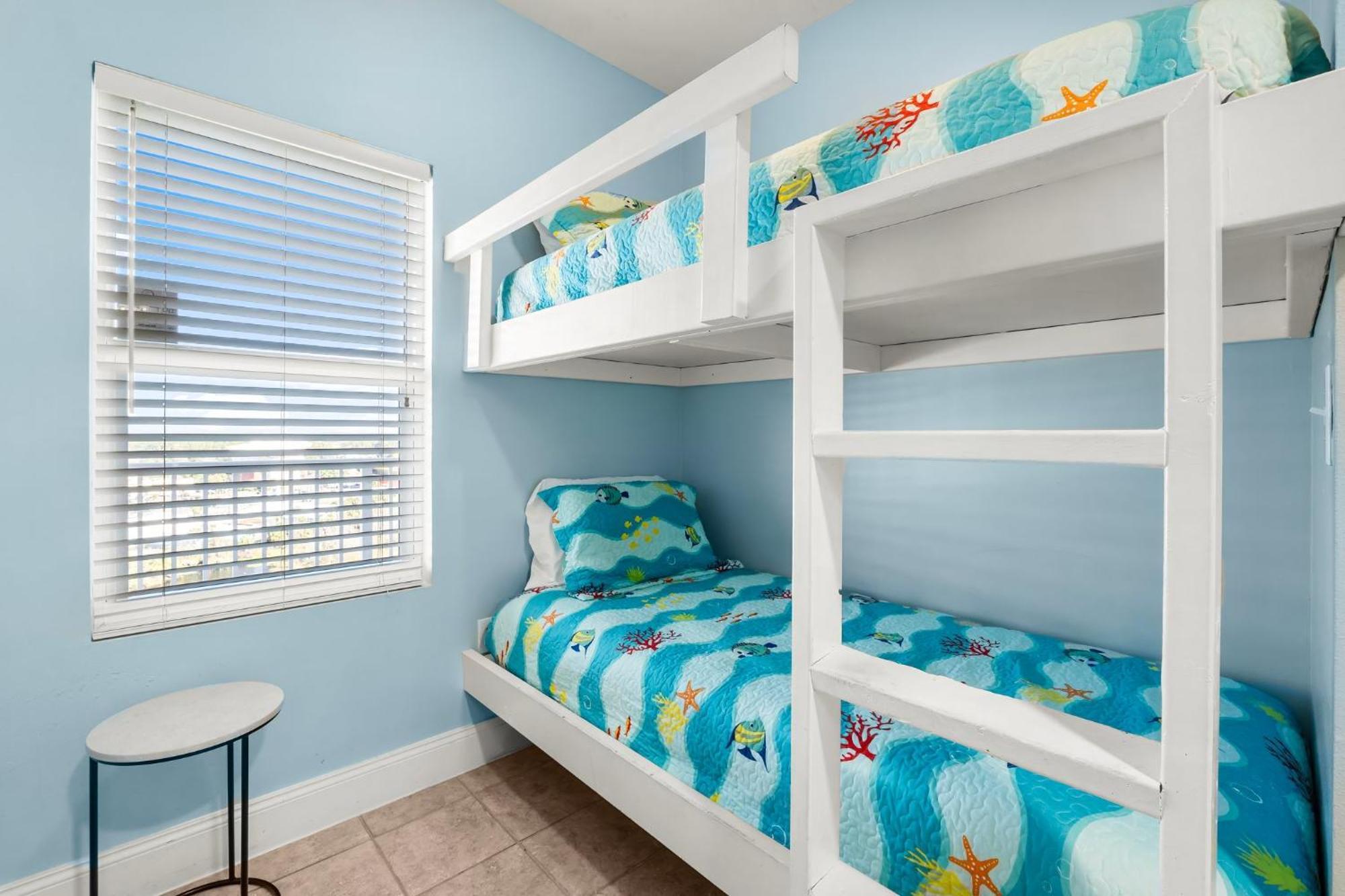 Apartment Laketown Wharf 1107