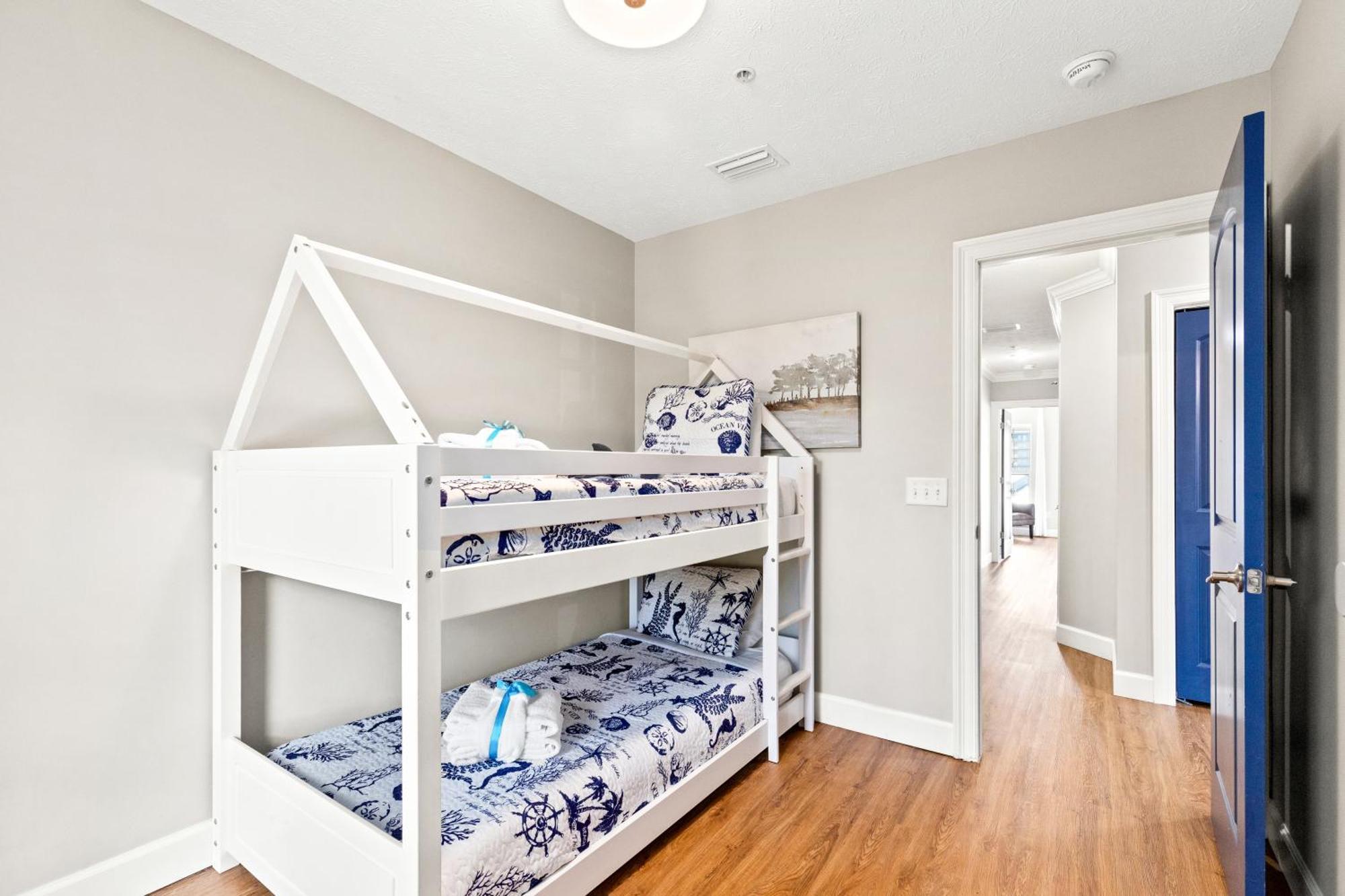 Sailors Cove: 5-bedroom, 45 Baths, Sleeps 12! Steps Away From The Beach! * Panama City Beach
