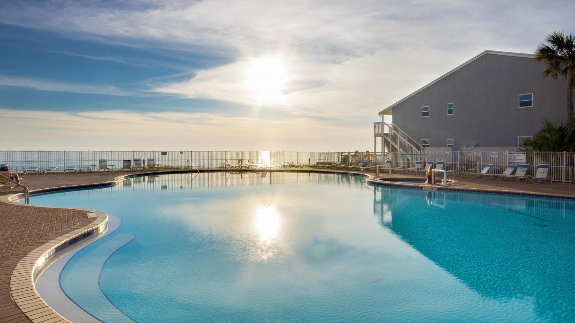Tidewater Escape: 1br/2ba Beachfront Condo, Sleeps 6, Gulf Views & Comfort! Holiday home