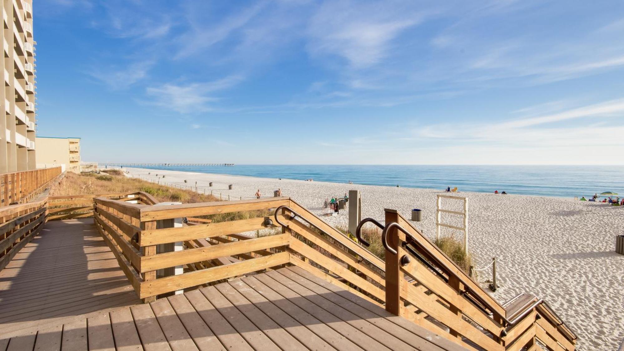 Tidewater Escape: 1br/2ba Beachfront Condo, Sleeps 6, Gulf Views & Comfort! Panama City Beach
