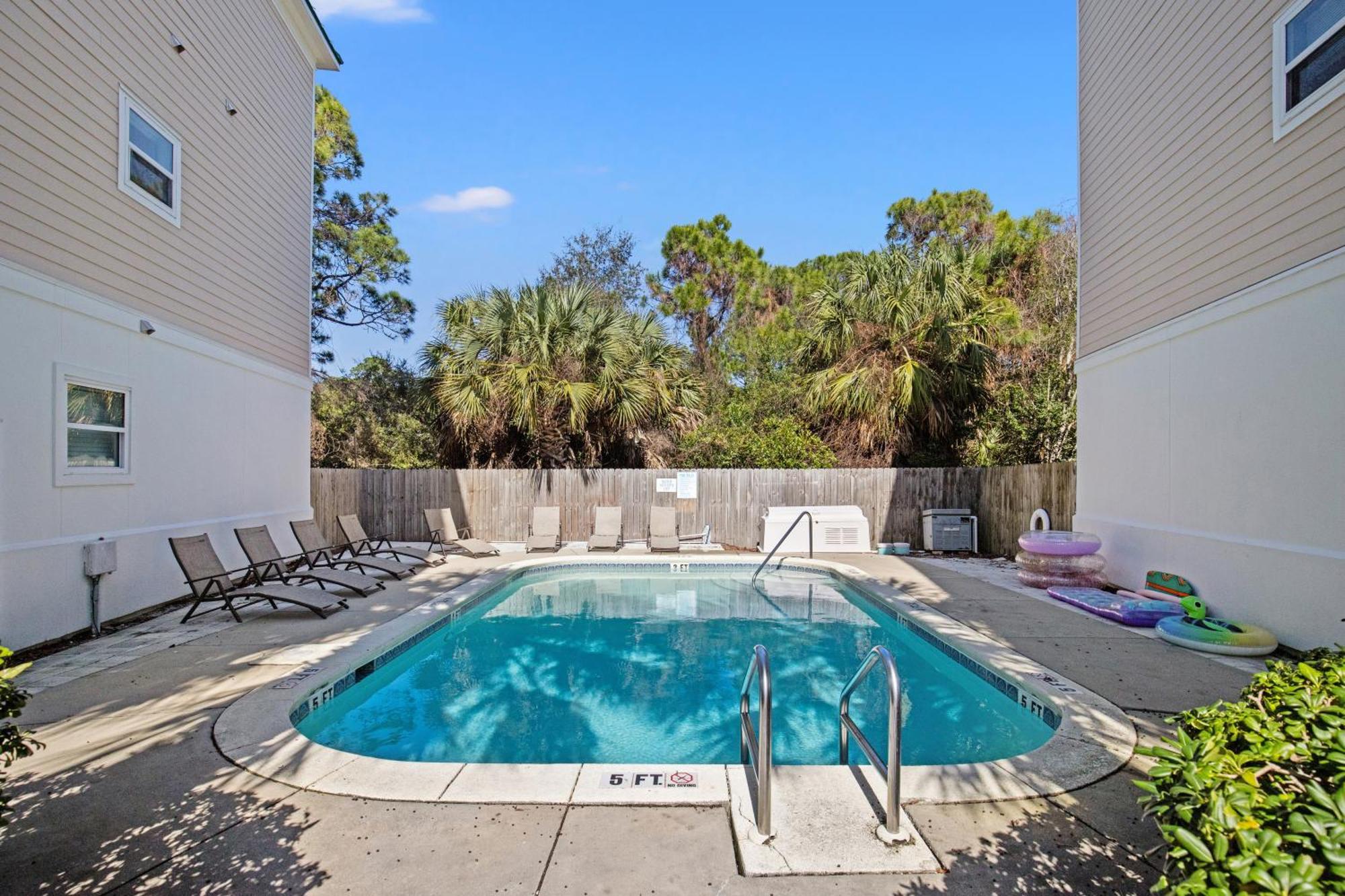 Sailors Cove: 5-bedroom, 45 Baths, Sleeps 12! Steps Away From The Beach! Holiday home Panama City Beach