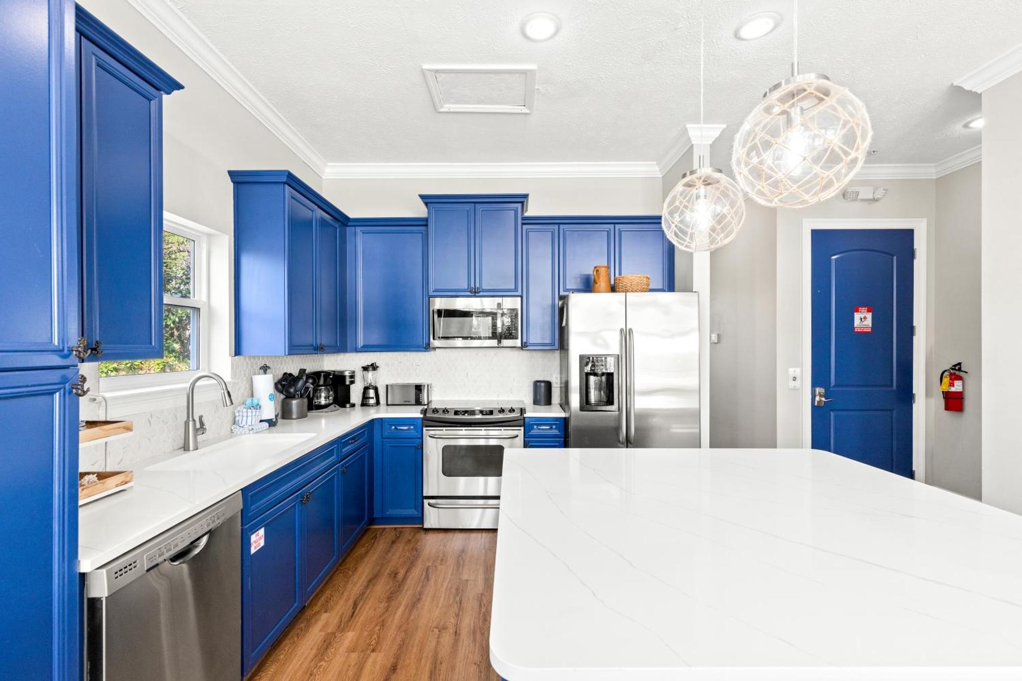 Sailors Cove: 5-bedroom, 45 Baths, Sleeps 12! Steps Away From The Beach! *
