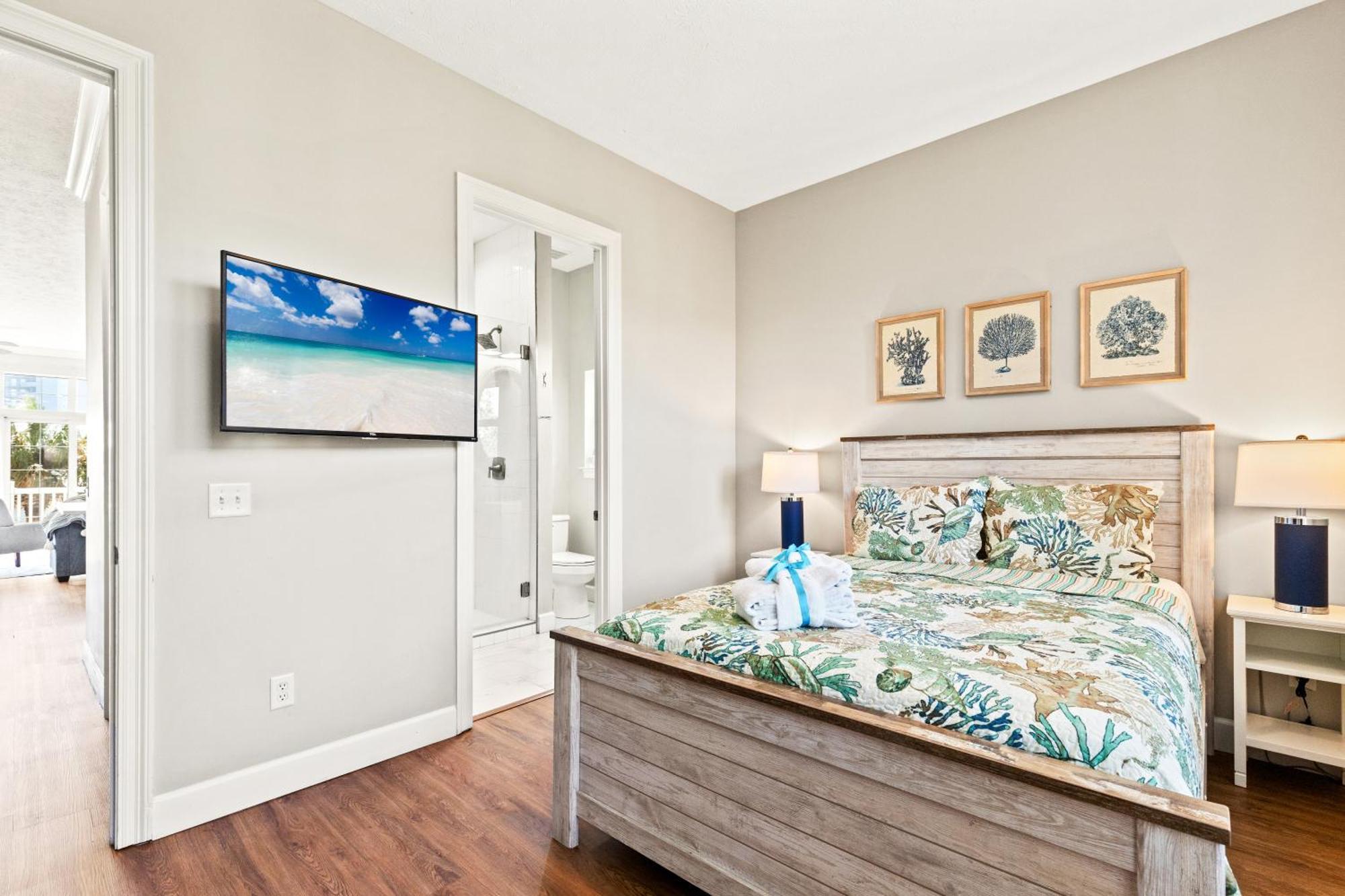 Sailors Cove: 5-bedroom, 45 Baths, Sleeps 12! Steps Away From The Beach! Holiday home