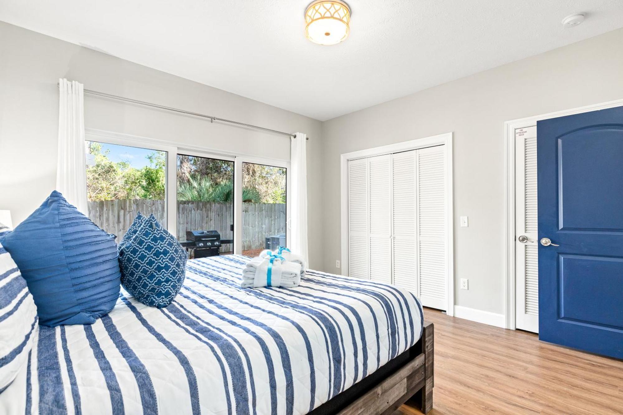Sailors Cove: 5-bedroom, 45 Baths, Sleeps 12! Steps Away From The Beach! Holiday home