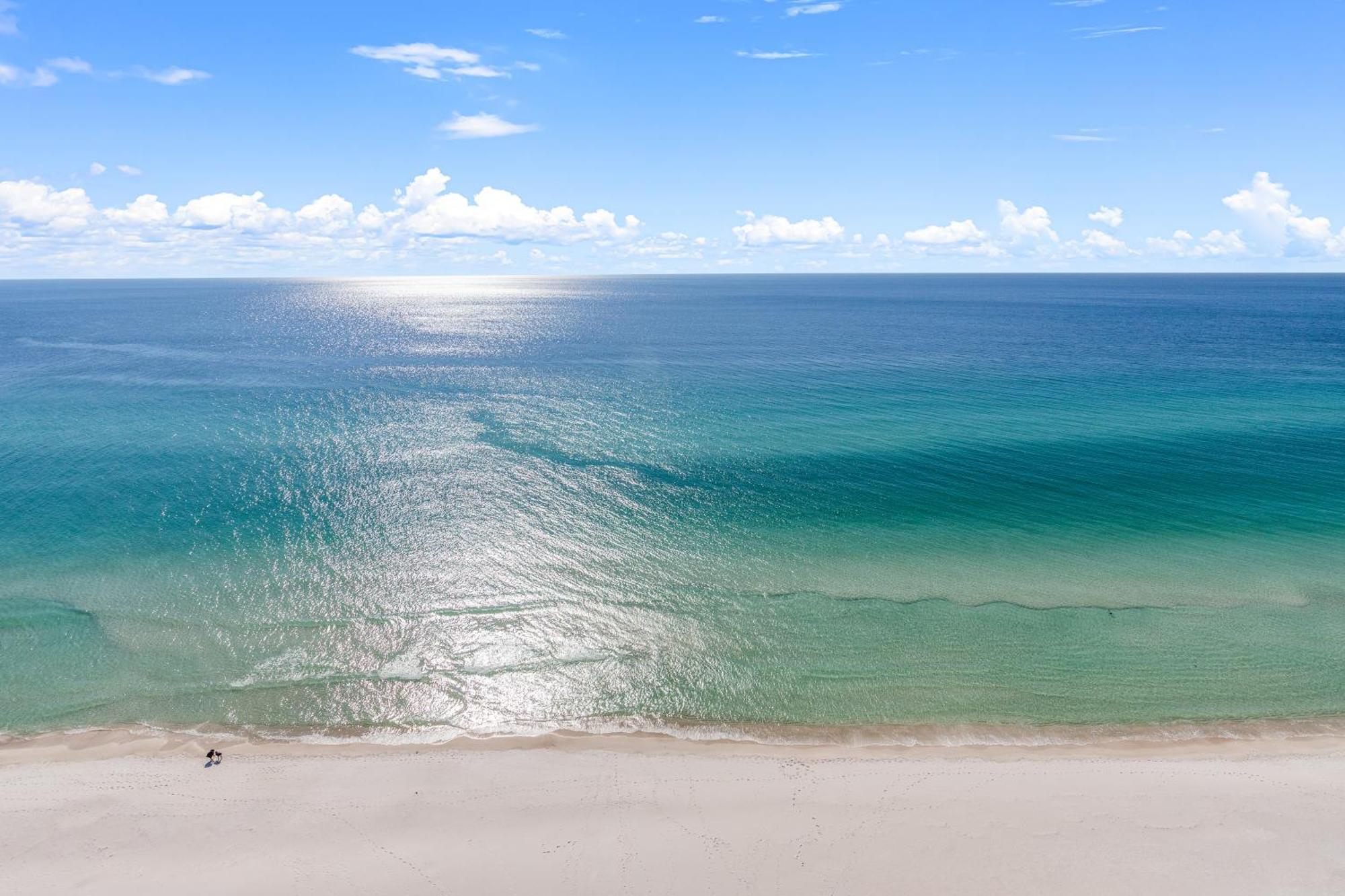 Tidewater Escape: 1br/2ba Beachfront Condo, Sleeps 6, Gulf Views & Comfort! Holiday home *