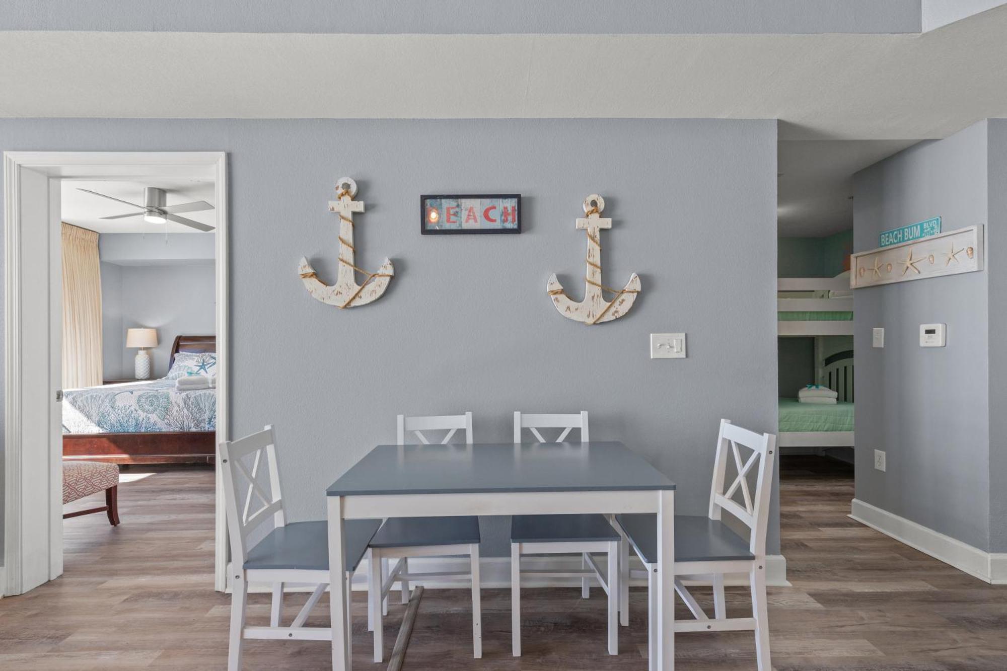 Holiday home Tidewater Escape: 1br/2ba Beachfront Condo, Sleeps 6, Gulf Views & Comfort!