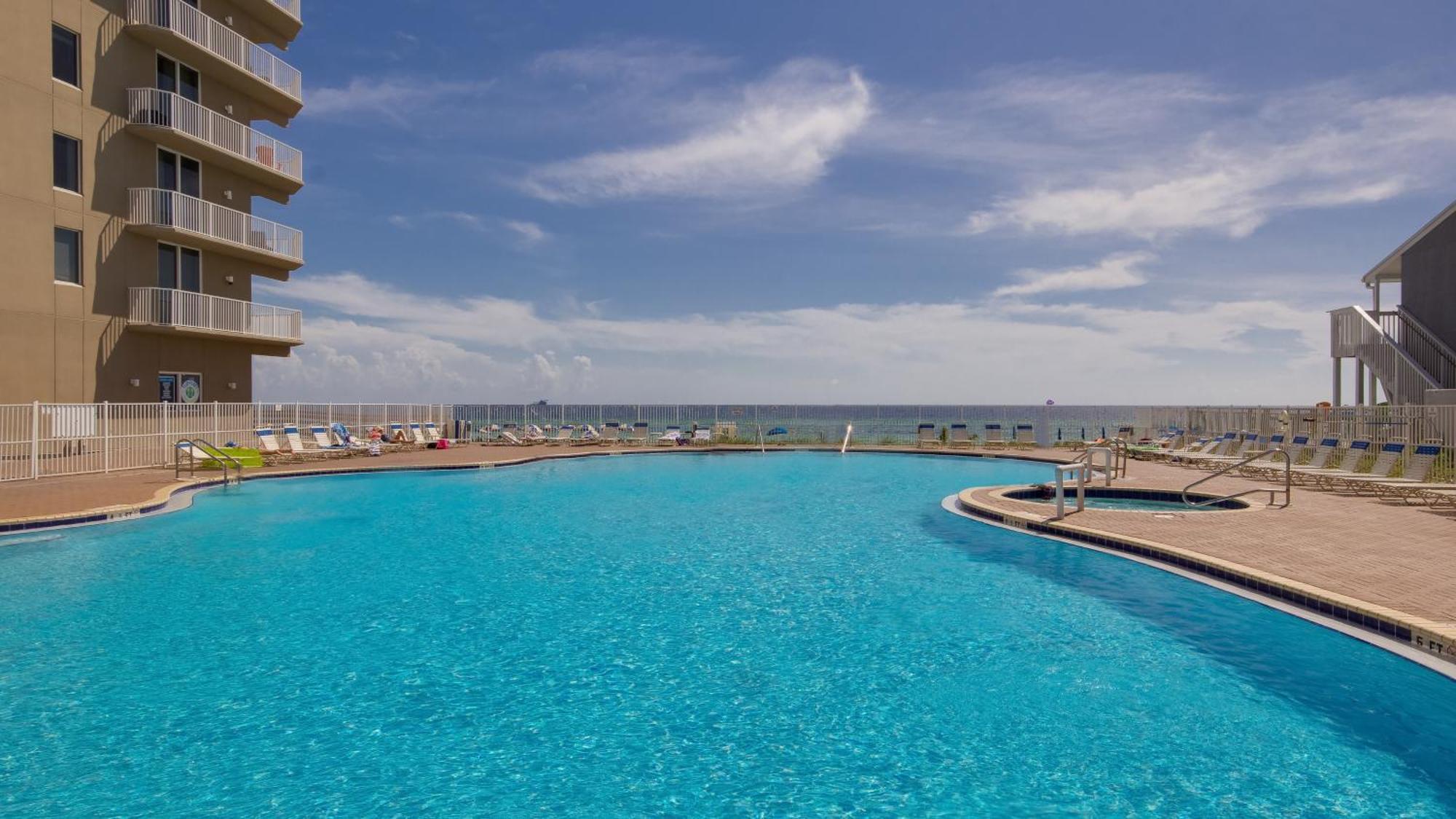 Holiday home Tidewater Escape: 1br/2ba Beachfront Condo, Sleeps 6, Gulf Views & Comfort!