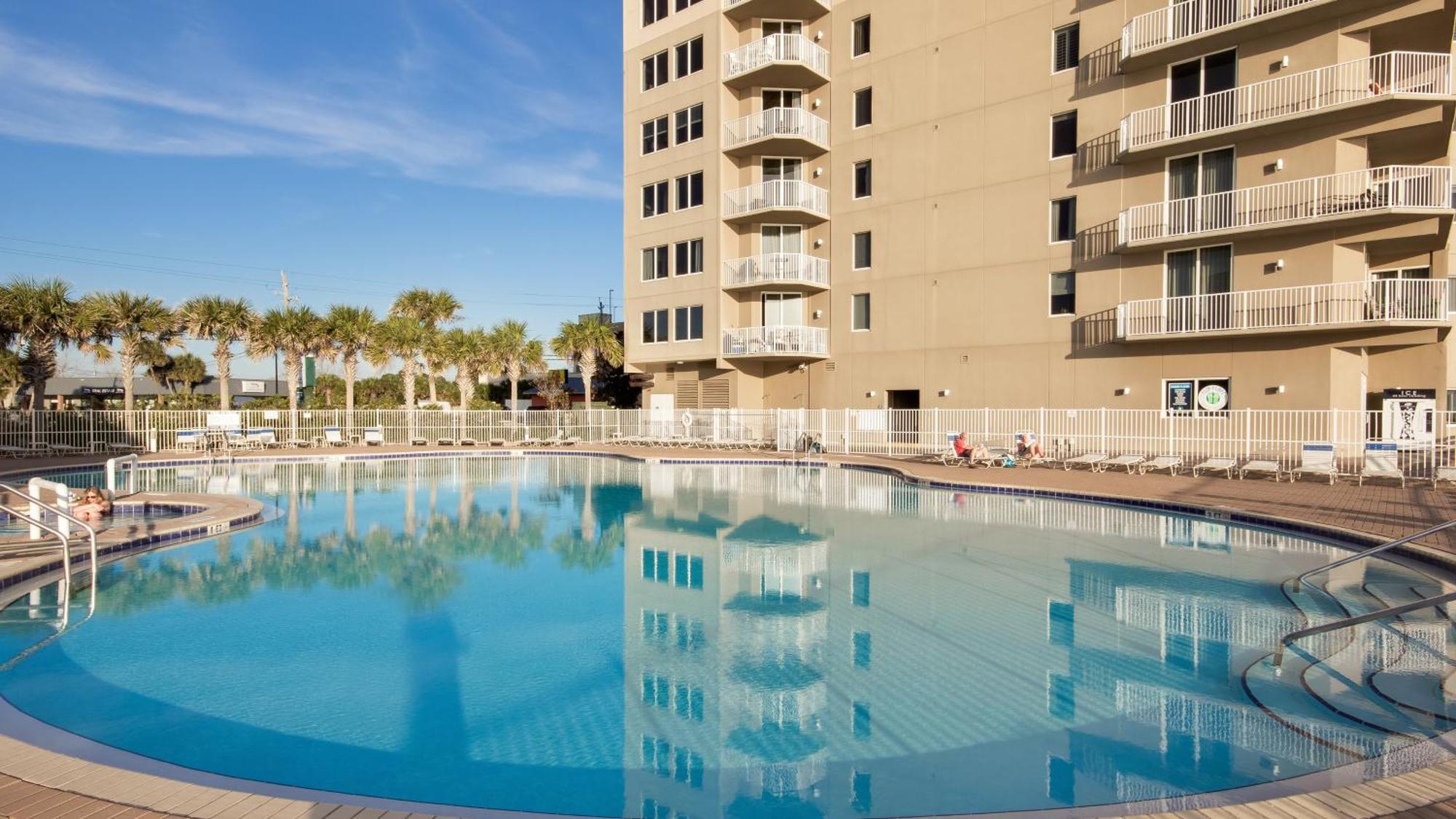 Tidewater Escape: 1br/2ba Beachfront Condo, Sleeps 6, Gulf Views & Comfort!