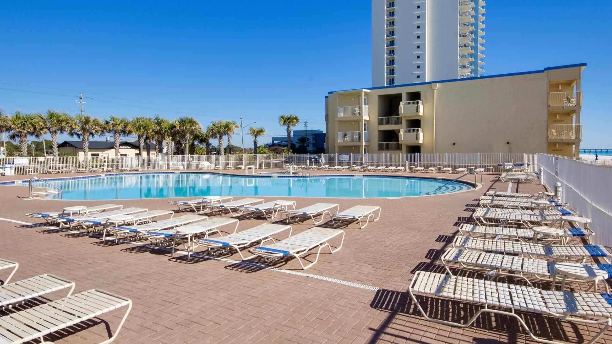 Tidewater Escape: 1br/2ba Beachfront Condo, Sleeps 6, Gulf Views & Comfort! Holiday home *
