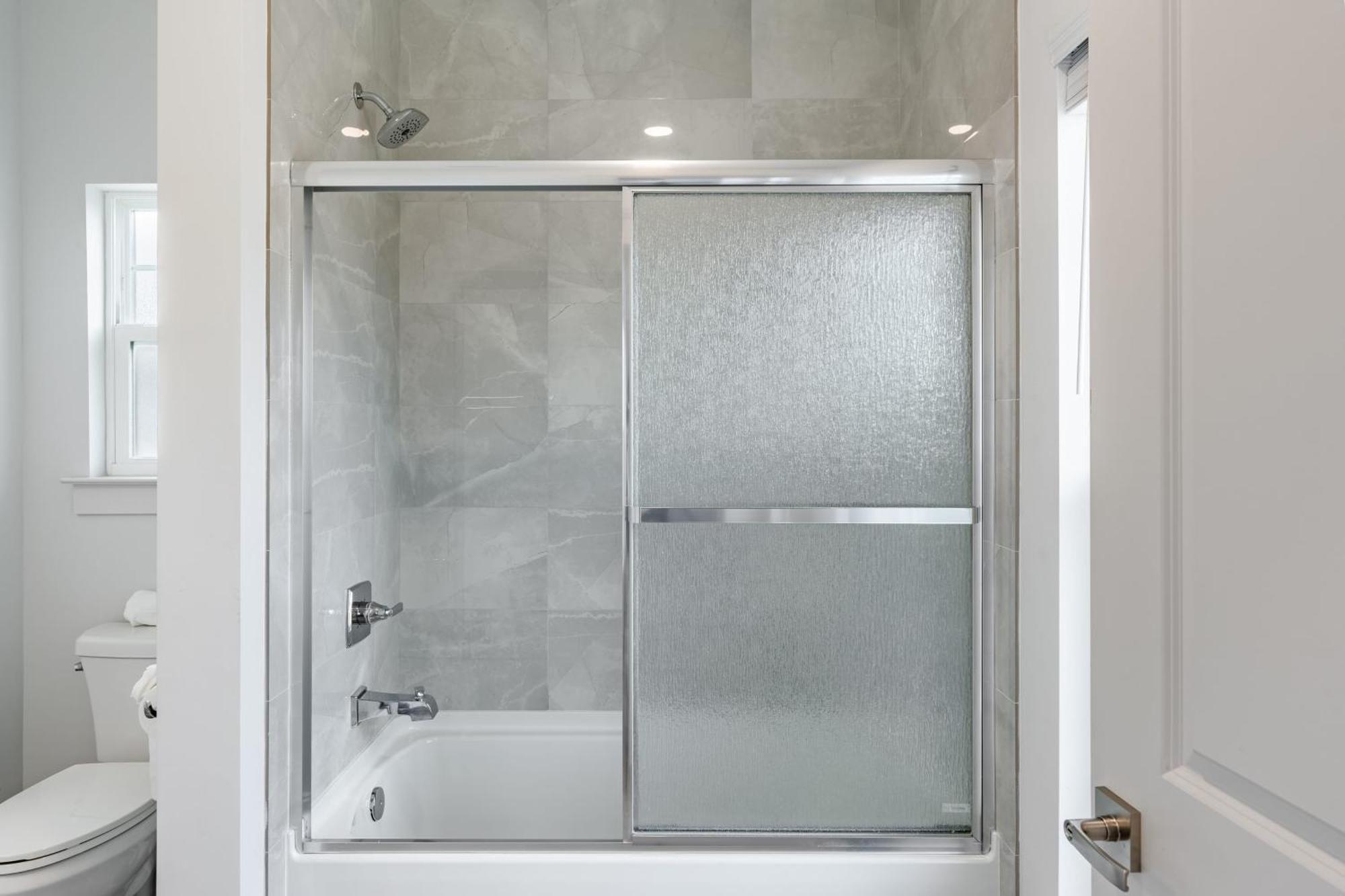 Modern 5bdr W Private Pool 2 Min Walk To The Montoute By Avantstay Holiday home