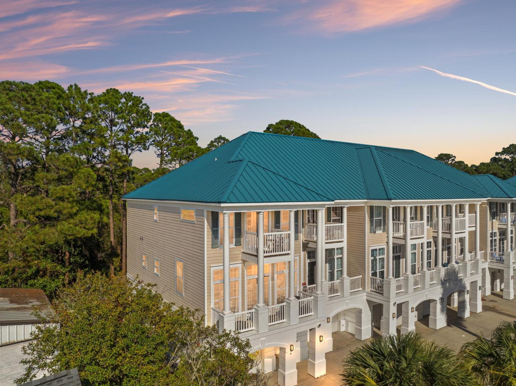Sailors Cove: 5-bedroom, 45 Baths, Sleeps 12! Steps Away From The Beach! Holiday home Panama City Beach