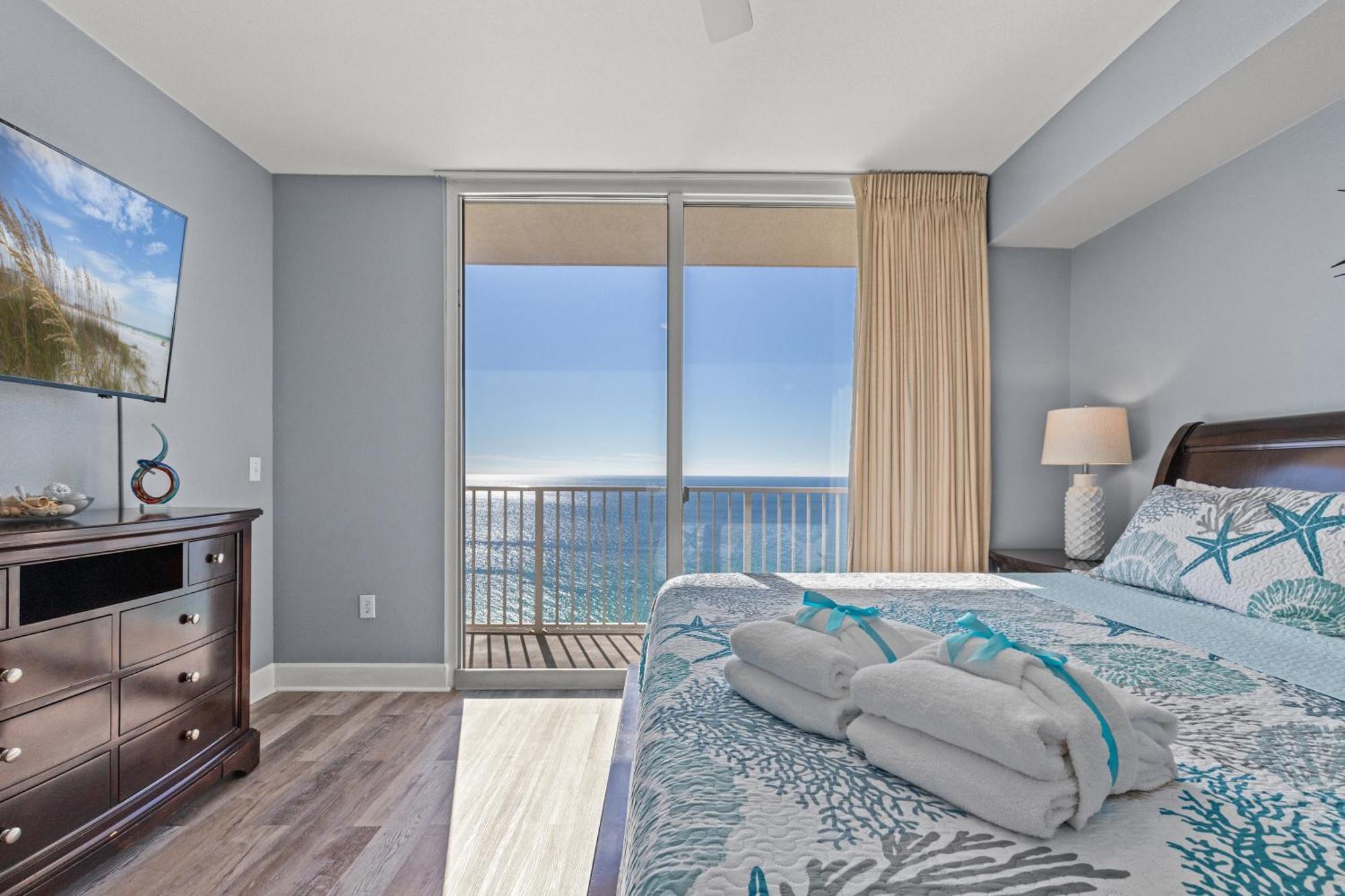 Tidewater Escape: 1br/2ba Beachfront Condo, Sleeps 6, Gulf Views & Comfort! Holiday home Panama City Beach