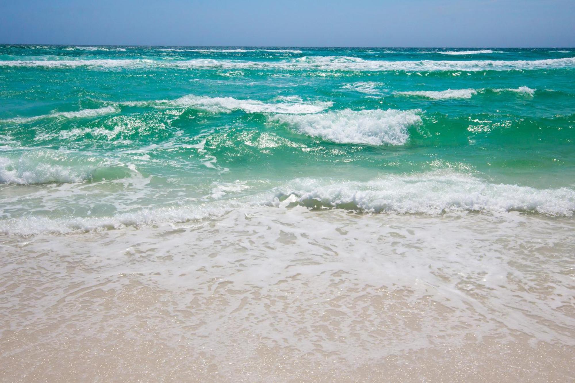 Tidewater Escape: 1br/2ba Beachfront Condo, Sleeps 6, Gulf Views & Comfort!