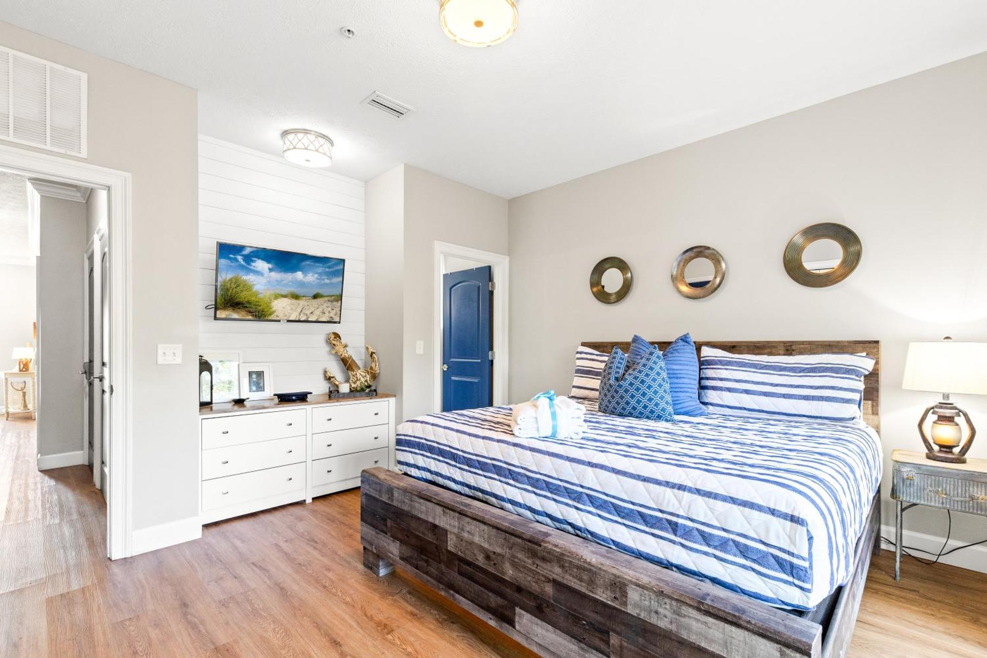 Sailors Cove: 5-bedroom, 45 Baths, Sleeps 12! Steps Away From The Beach! Holiday home *
