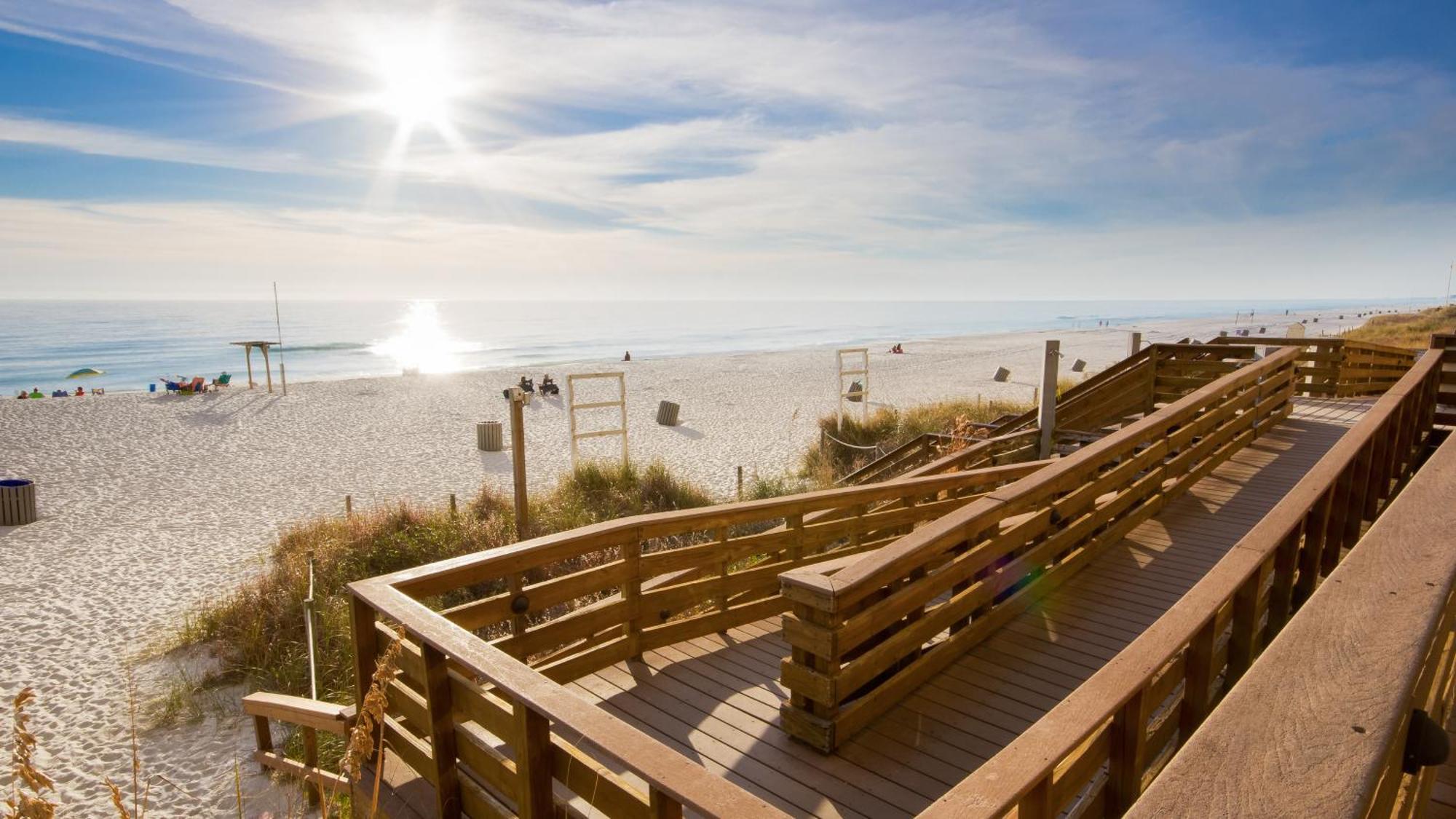 Tidewater Escape: 1br/2ba Beachfront Condo, Sleeps 6, Gulf Views & Comfort! Holiday home *
