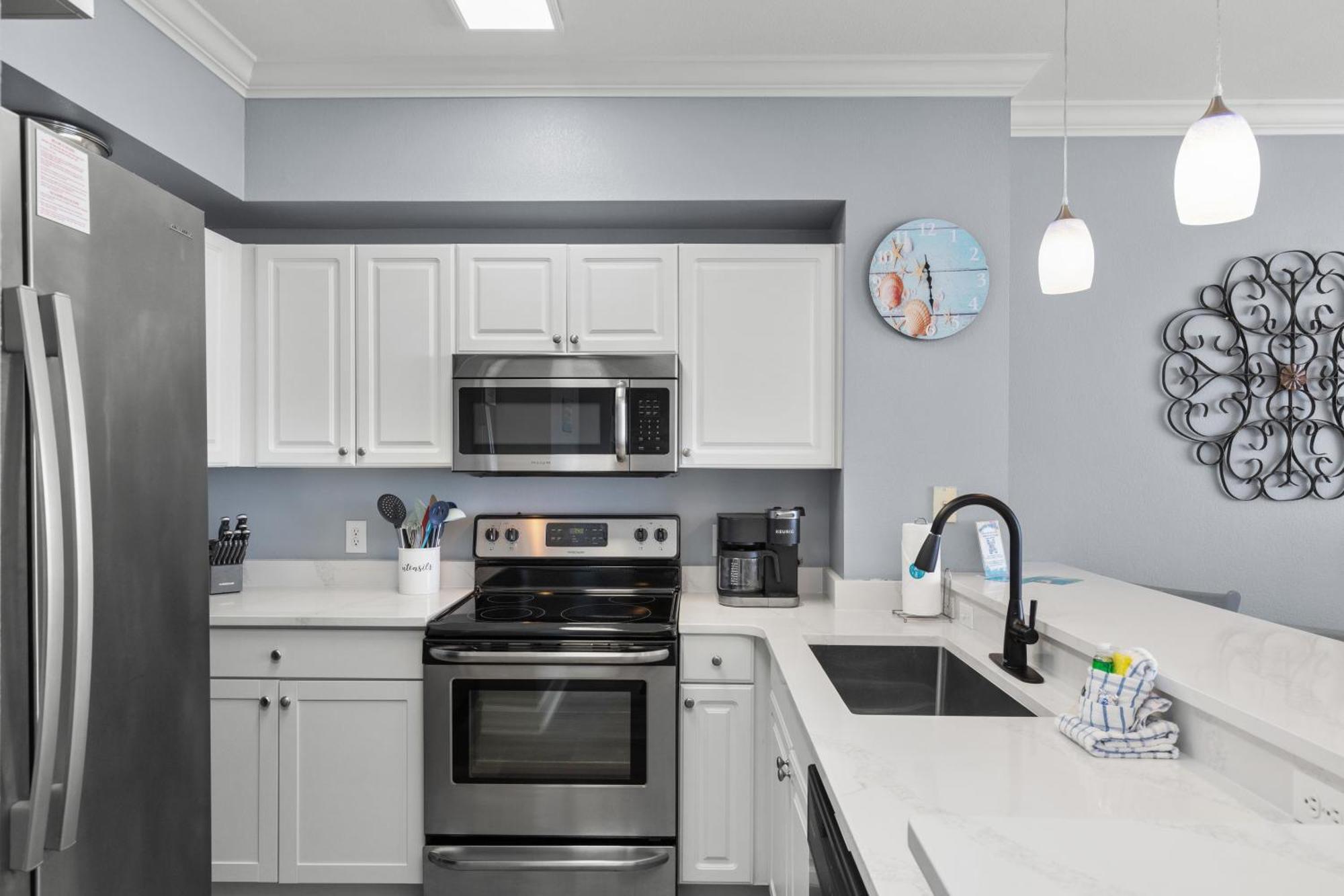 Tidewater Escape: 1br/2ba Beachfront Condo, Sleeps 6, Gulf Views & Comfort!