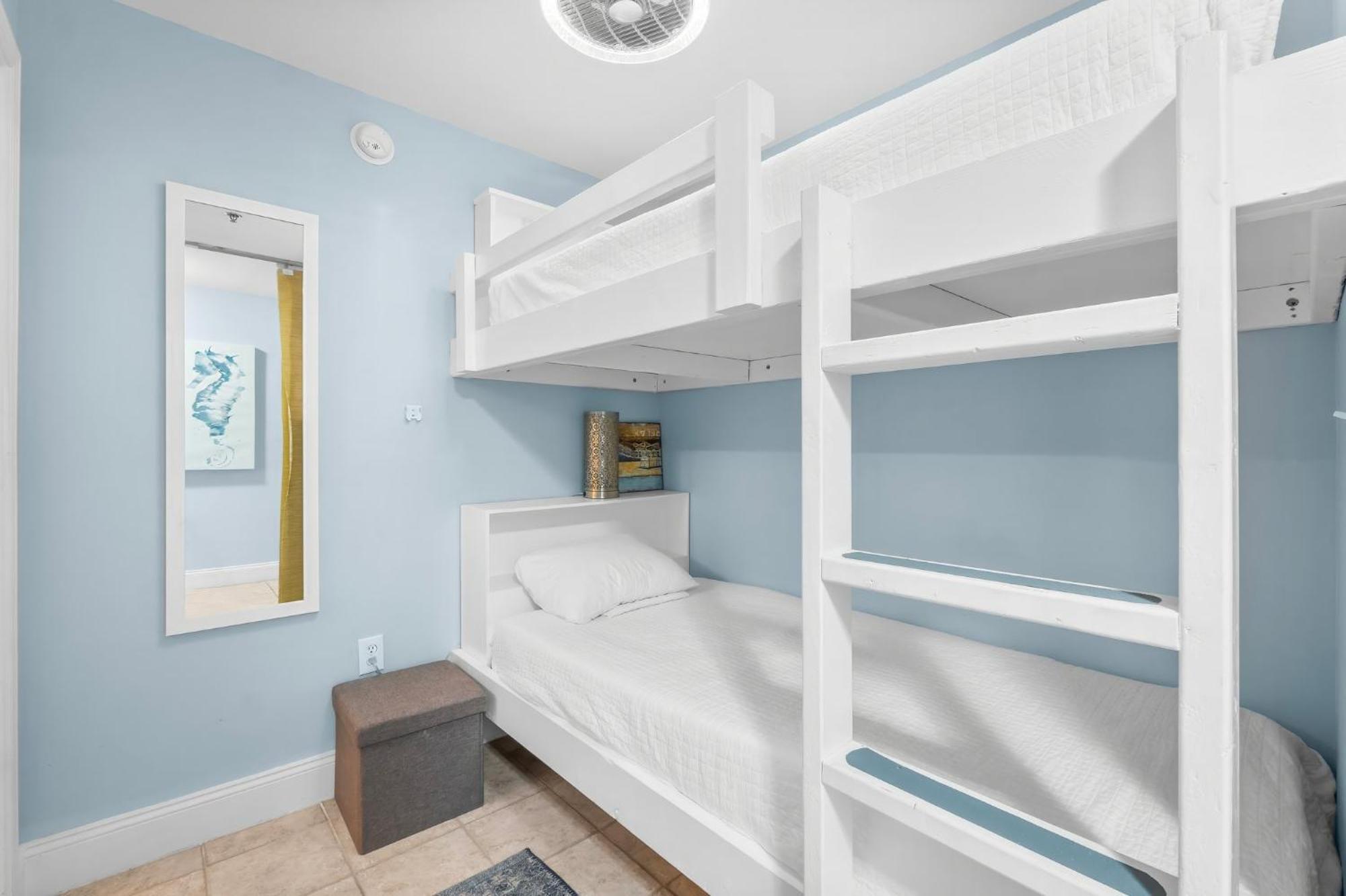 Apartment Laketown Wharf 0804 *