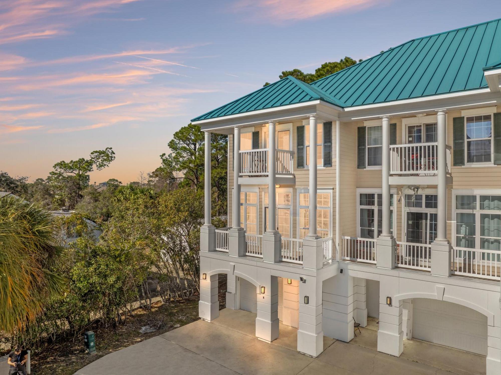 Sailors Cove: 5-bedroom, 45 Baths, Sleeps 12! Steps Away From The Beach! Holiday home *